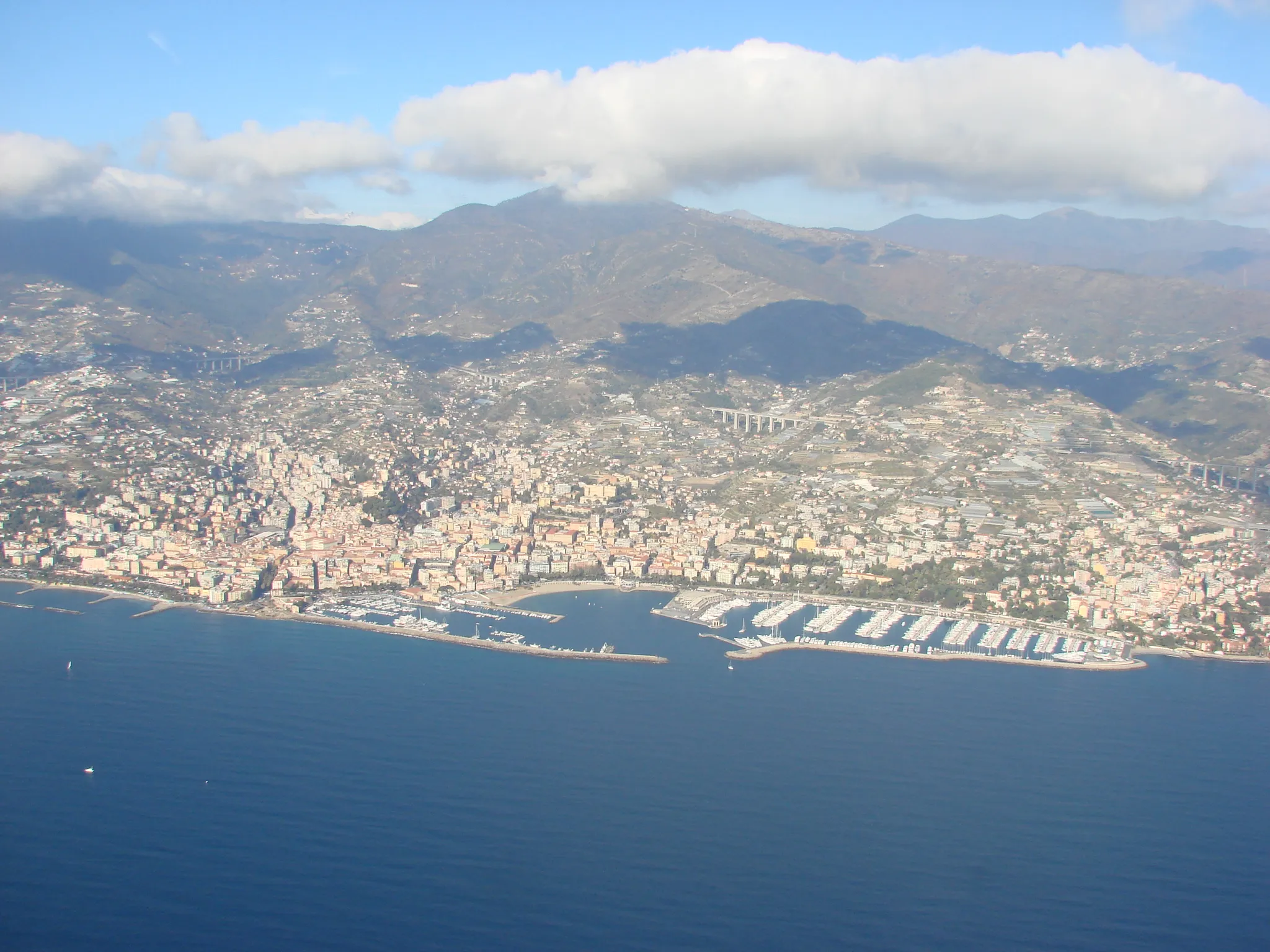 Photo showing: Aerial tour of the Cote d'Azur