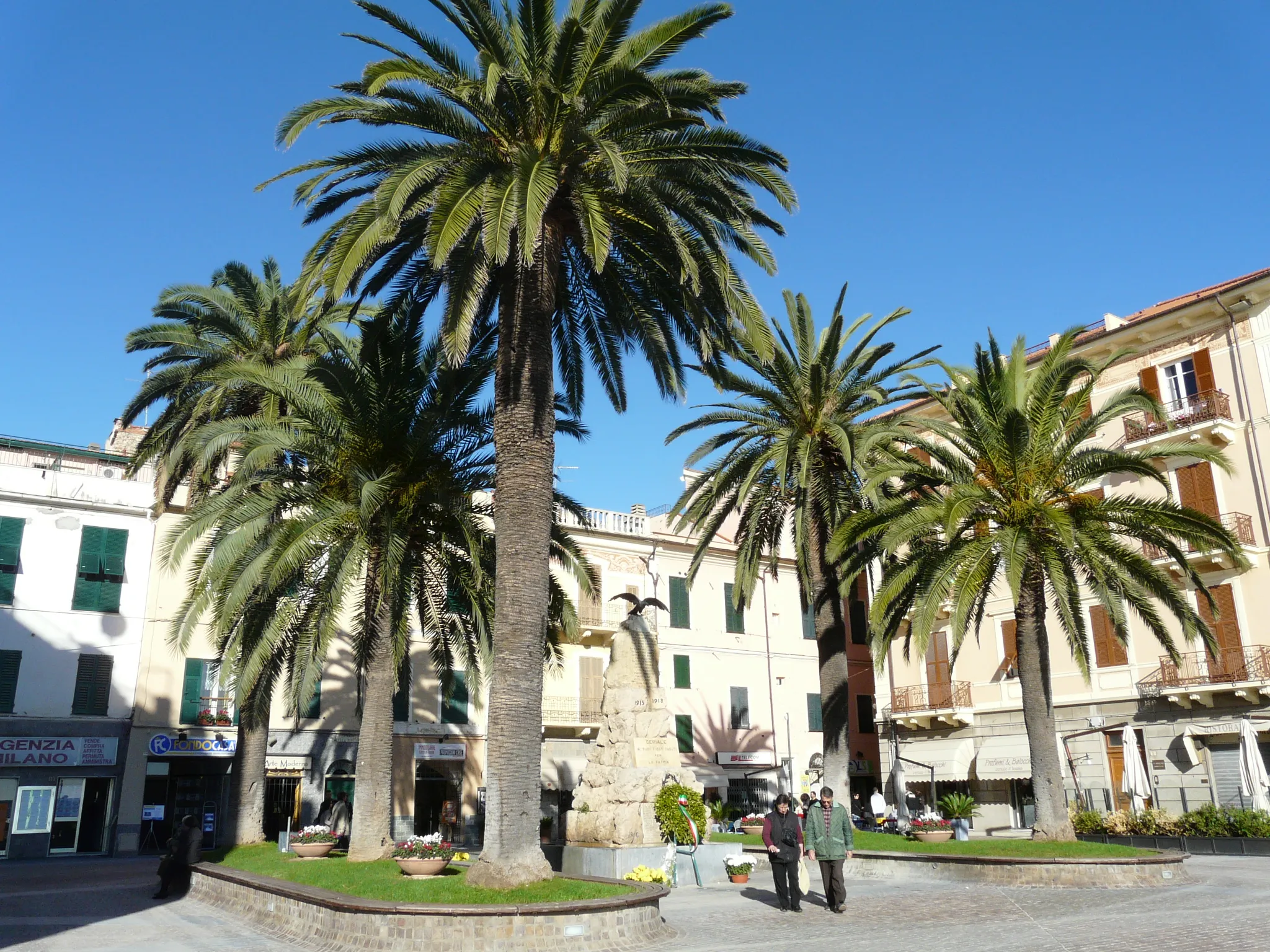 Photo showing: Piazza del torrione di Ceriale, Liguria, Italia