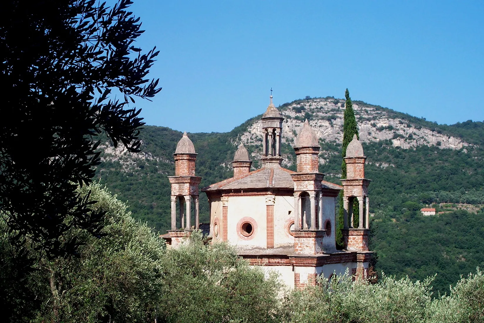 Photo showing: Église des Cinq Campaniles de la zone monumentale de Perti à Finale Ligure (Ligurie)