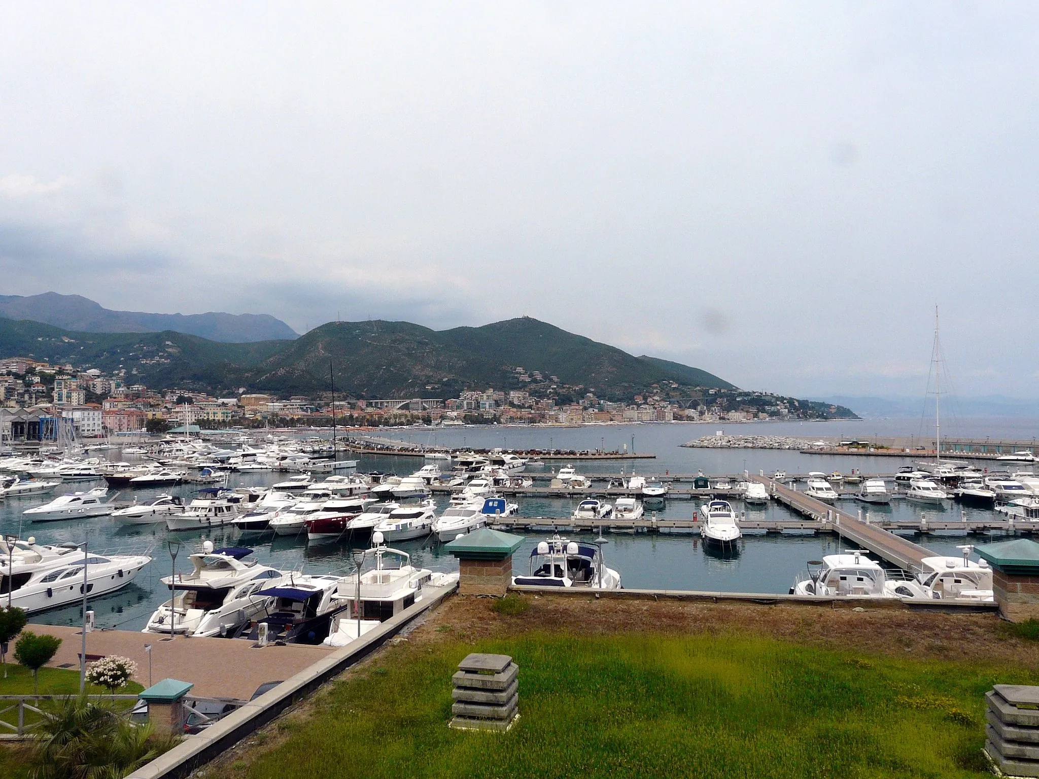 Photo showing: Panorama del porto Marina di Varazze, Liguria, Italia