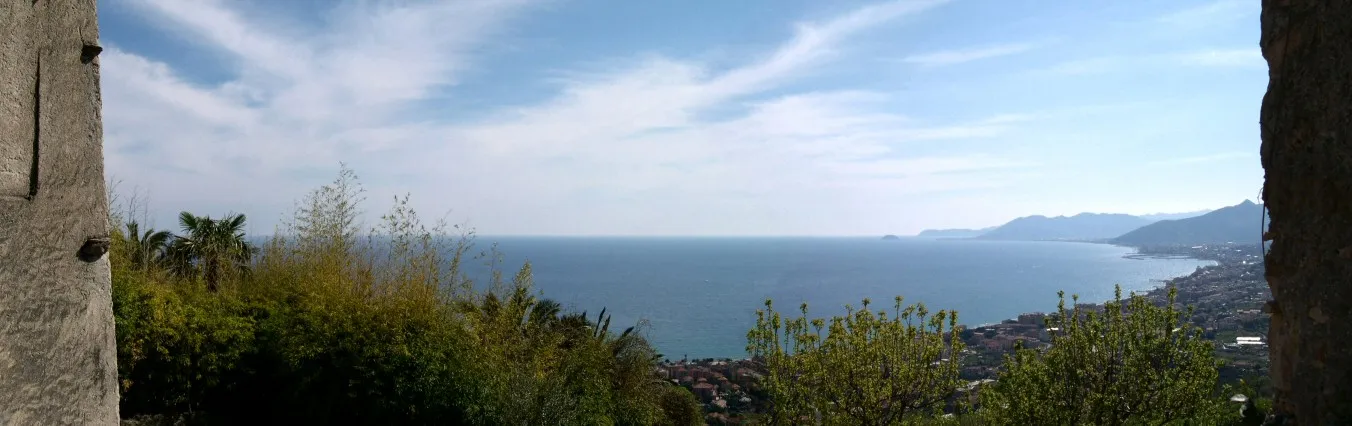 Photo showing: Il golfo della Riviera di Ponente di fronte a Borgio, visto dalla Piazzetta Sant'Agostino a Verezzi.

Foto scattata da Stefano Trezzi (it:Utente:Yoruno) e da me licenziata secondo la licenza sotto indicata.