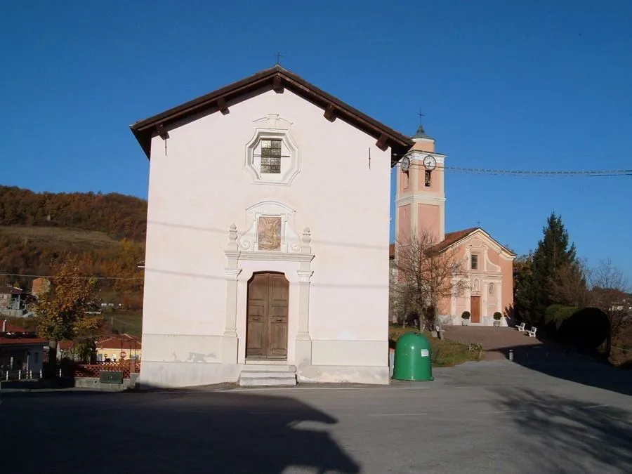 Photo showing: Plodio, Liguria: l'Oratorio della Confraternita degli Angeli Custodi e, in secondo piano, la chiesa parrocchiale di Sant'Andrea Apostolo.