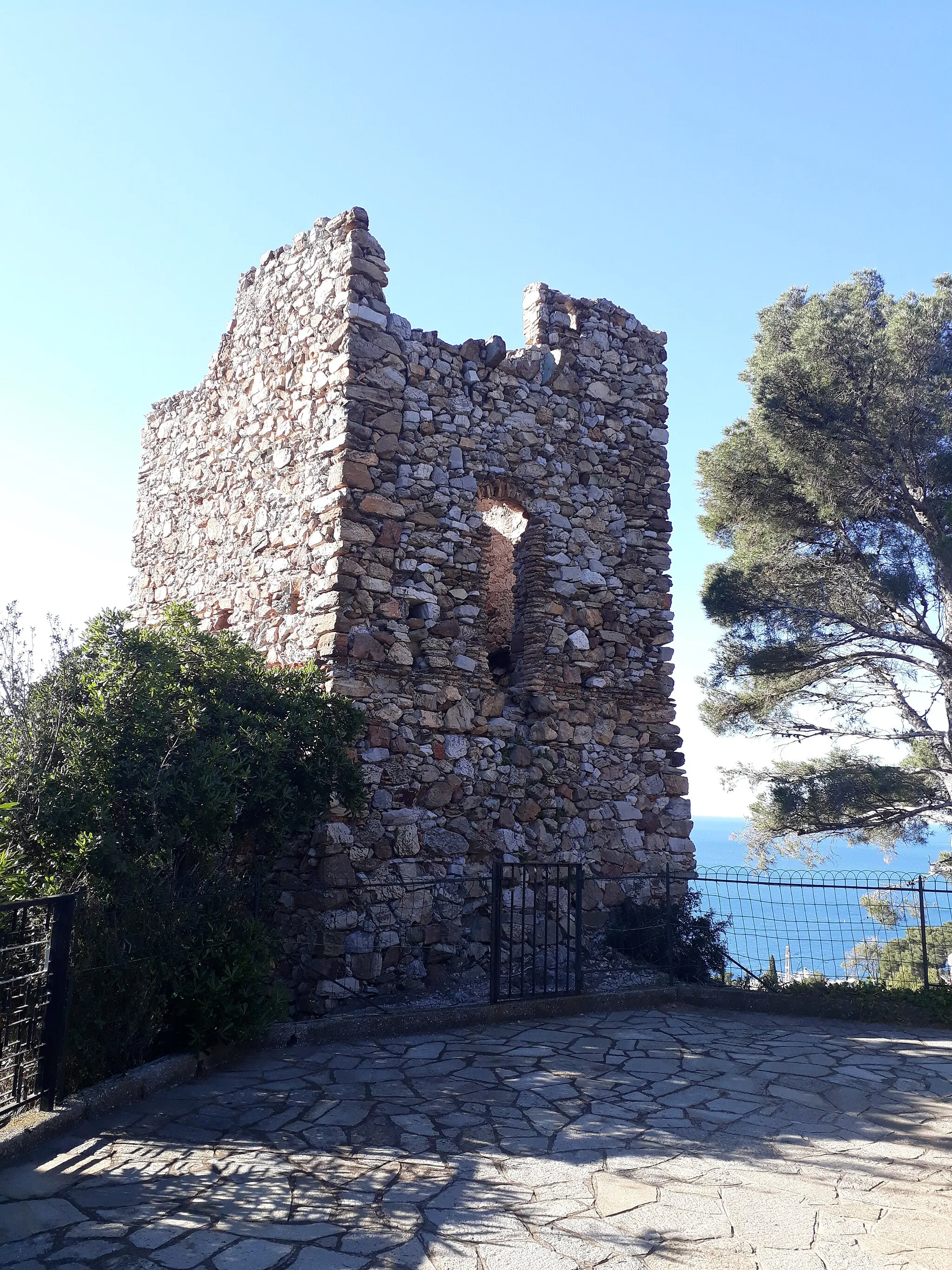 Photo showing: Torre d'Ere, quadrata di costruzione romana ricostruita all'epoca Saracena.