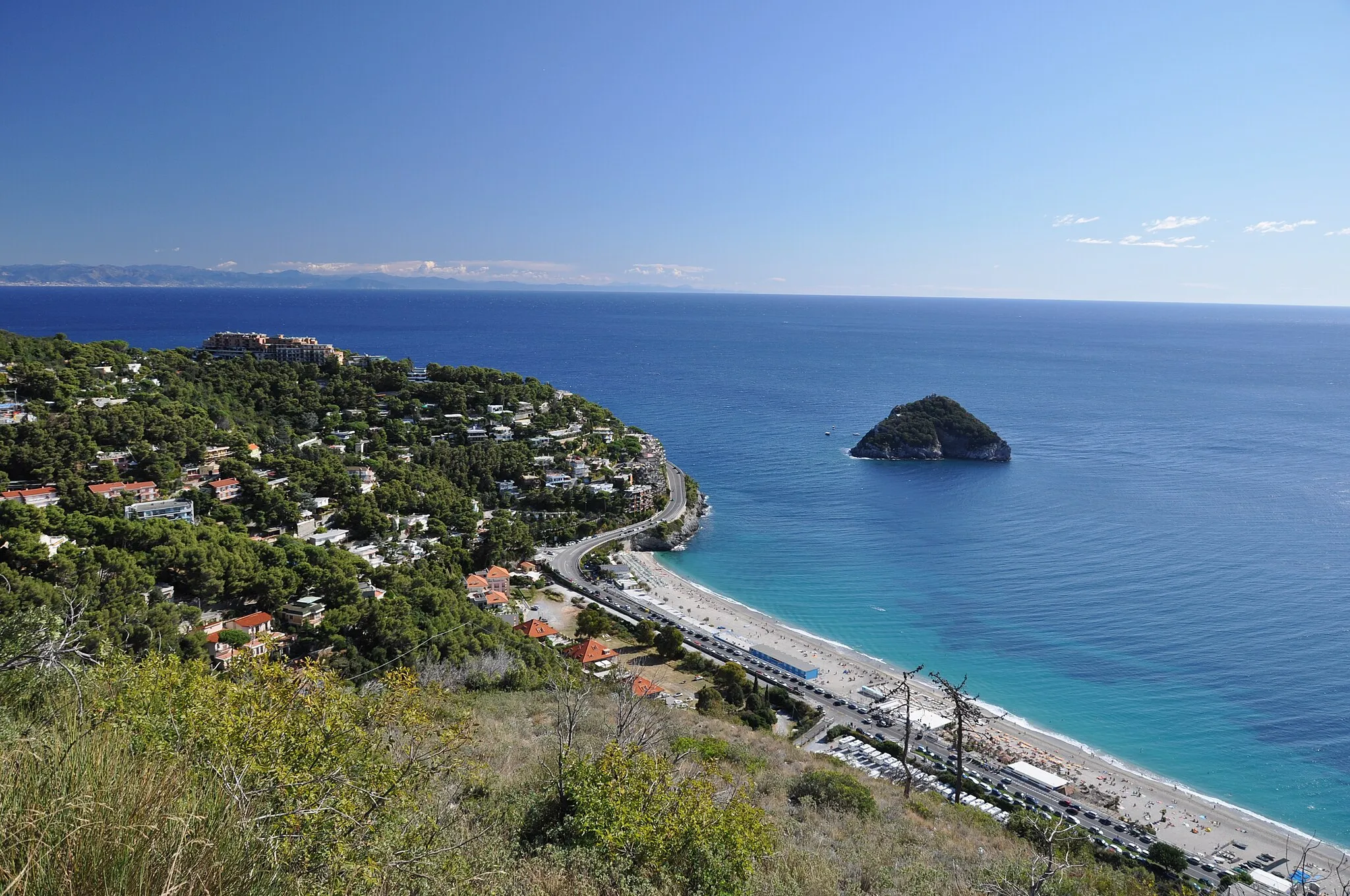 Photo showing: Bergeggi & Isola di Bergeggi Panorama from Via Romana