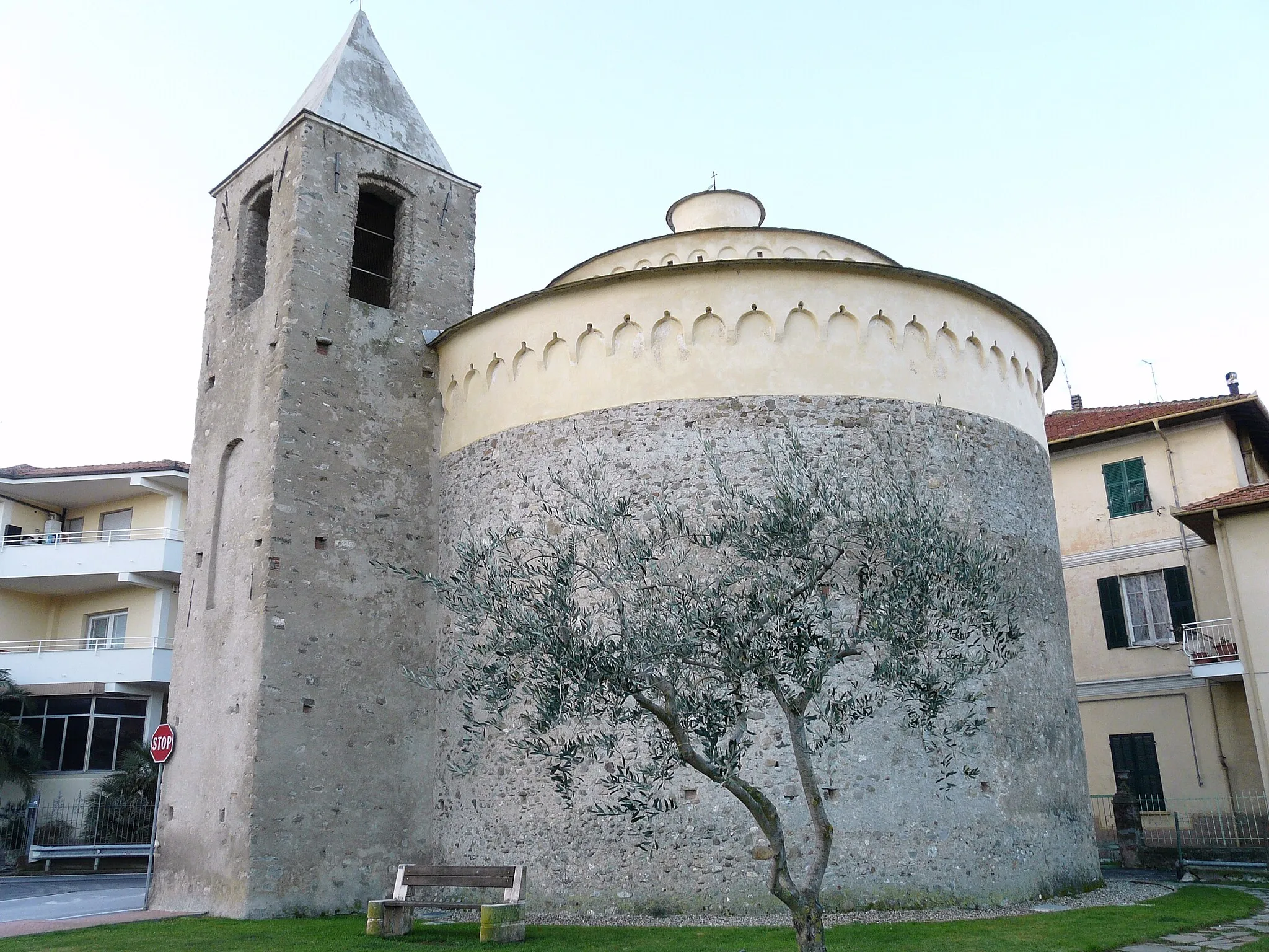 Photo showing: Chiesa di Santo Stefano di Cavatorio, Villanova d'Albenga, Liguria, Italia