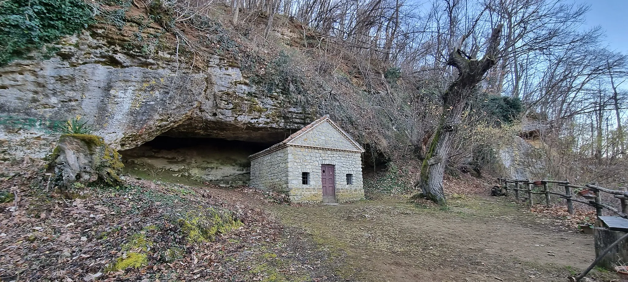 Photo showing: La cappella votiva dedicata a San Ponzo nella grotta (San Ponzo Semola, Ponte Nizza, Pavia)