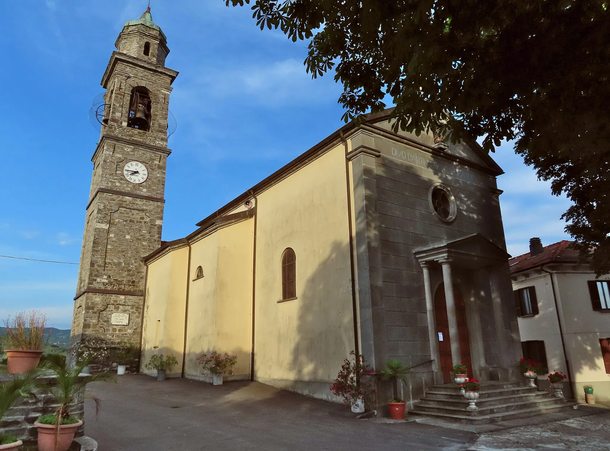Photo showing: Facciata e lato nord della chiesa di San Bartolomeo Apostolo