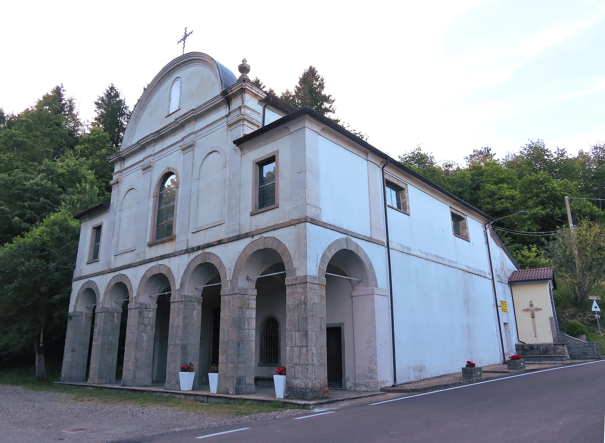 Photo showing: Facciata e lato est del santuario della Madonna del Carmine