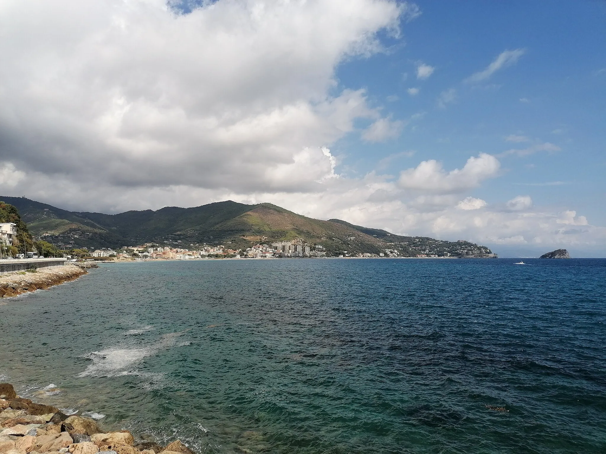 Photo showing: Il mar Ligure, il monte Mao, Spotorno, Bergeggi, l'isola di Bergeggi e la costa di Ponente verso Genova visti dalla passeggiata Noli-Spotorno a Noli.