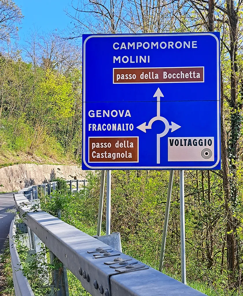 Photo showing: Segnale di preavviso di intersezione rotatoria posto sulla strada provinciale 160 nei pressi di Voltaggio.