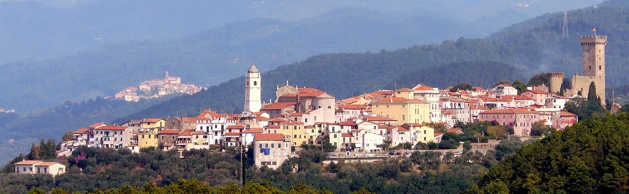 Photo showing: Panorama di Castelnuovo Magra dal borgo di Nicola, Liguria, Italia