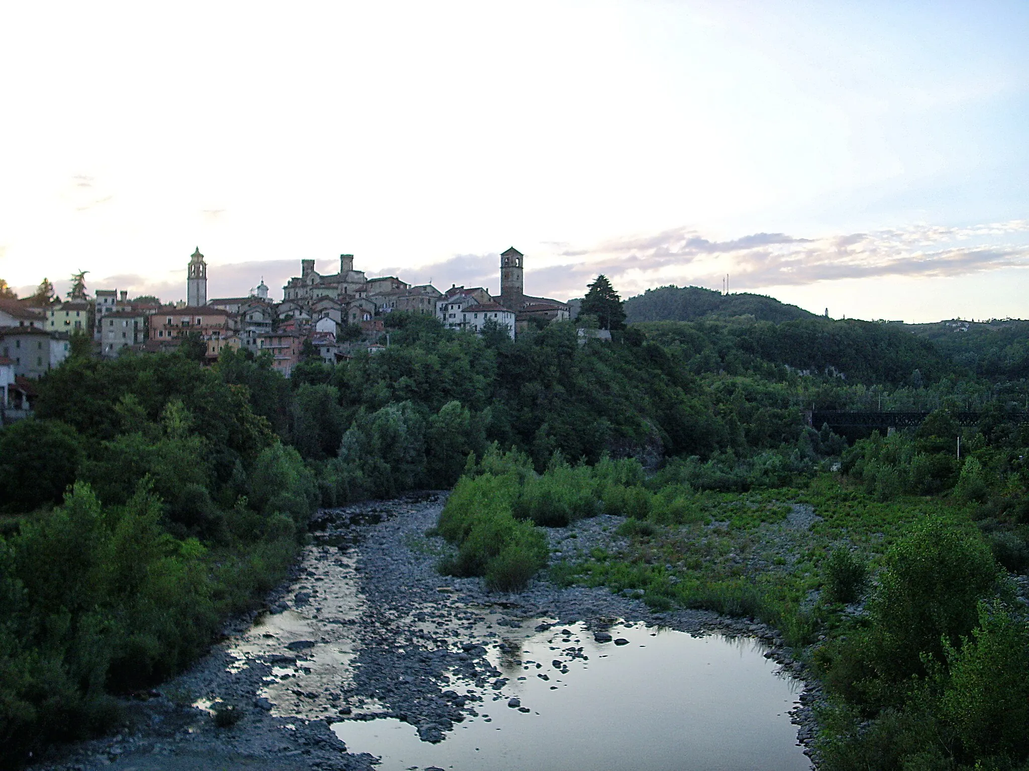 Photo showing: Molare, in provincia di Alessandria. In primo piano il torrente Orba.