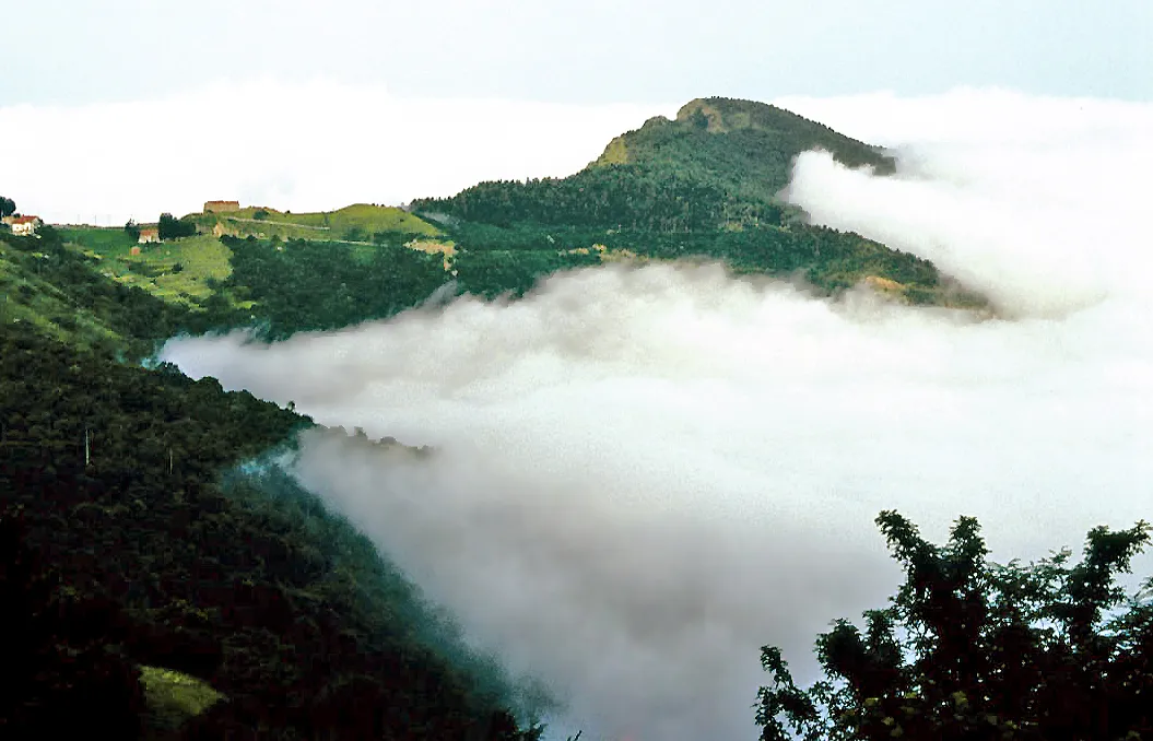 Photo showing: The Bric Gettina from  the road to Melogno Pass, with sea of clouds. Savona, Liguria, Italy