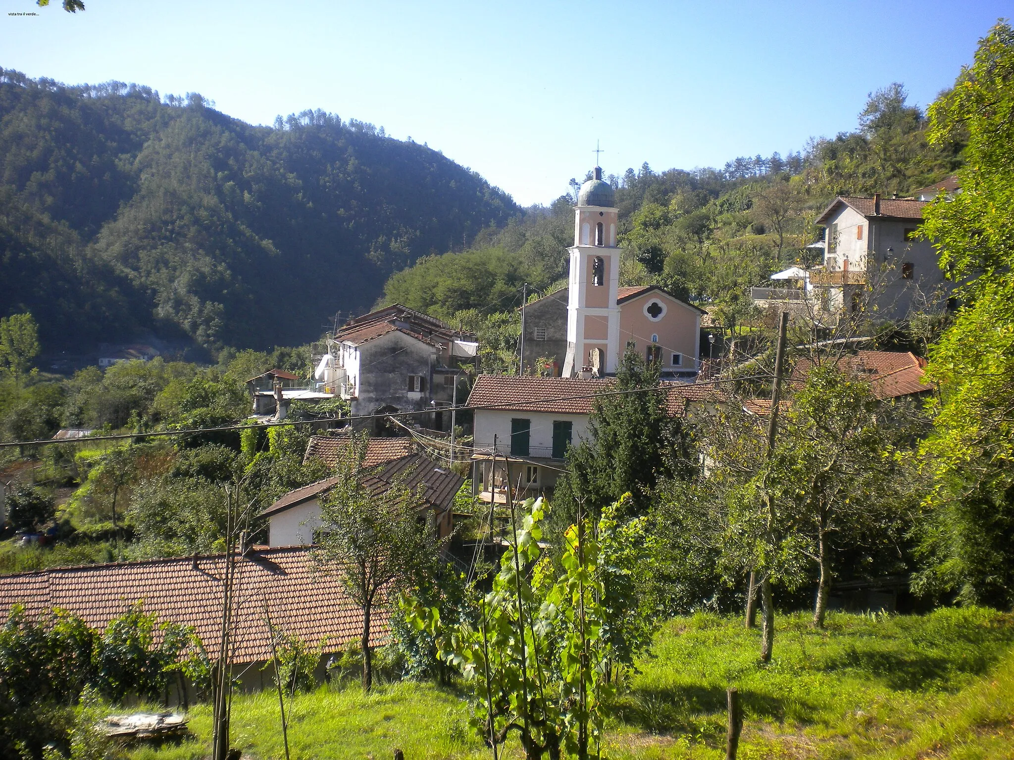 Photo showing: Vista del paese tra il verde