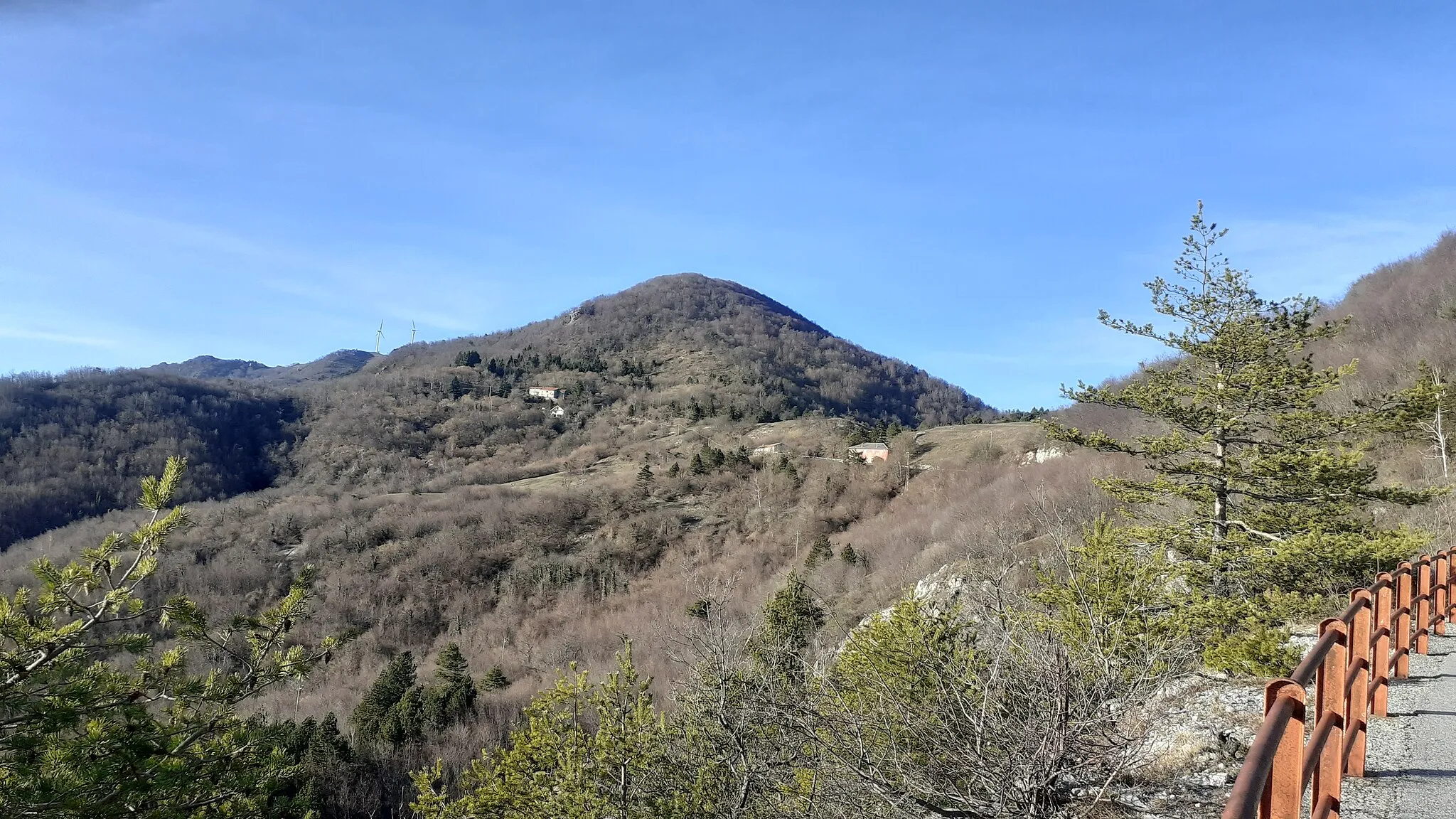 Photo showing: Panu(r)àmma d'invernu da Còlla du Scravaiùn (Castreveiu),  vistu daa stràdda pruvinsàle 52, in sciu sfundu (daa lerca) e pà(r)e de Pràu Donnu (Èrli), a lucalitài de Cà Scravaiùn e a cà cantuniéra.