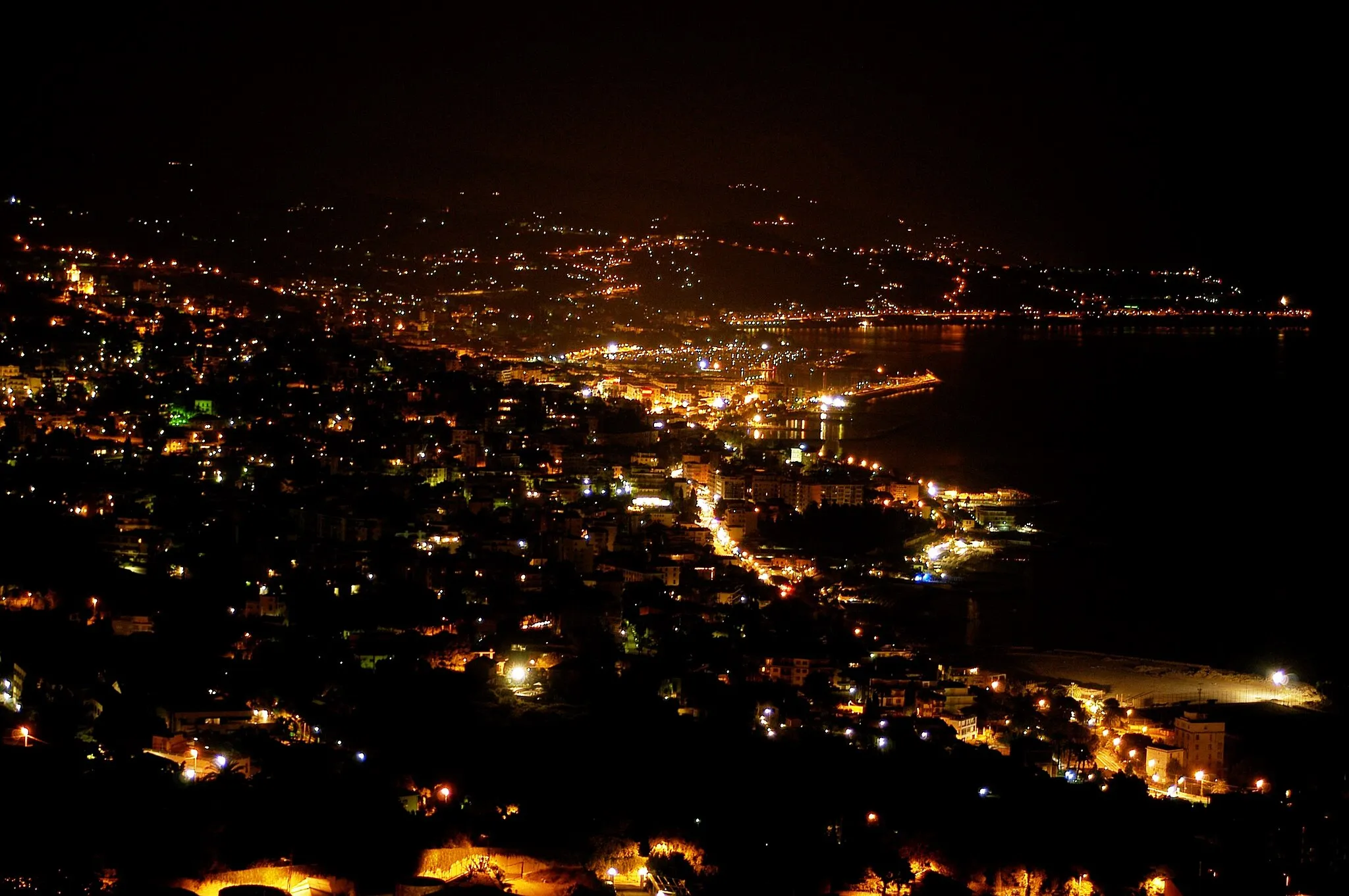 Photo showing: Panorama notturno di Sanremo da Coldirodi (Uscita Autostrada Sanremo Ovest)