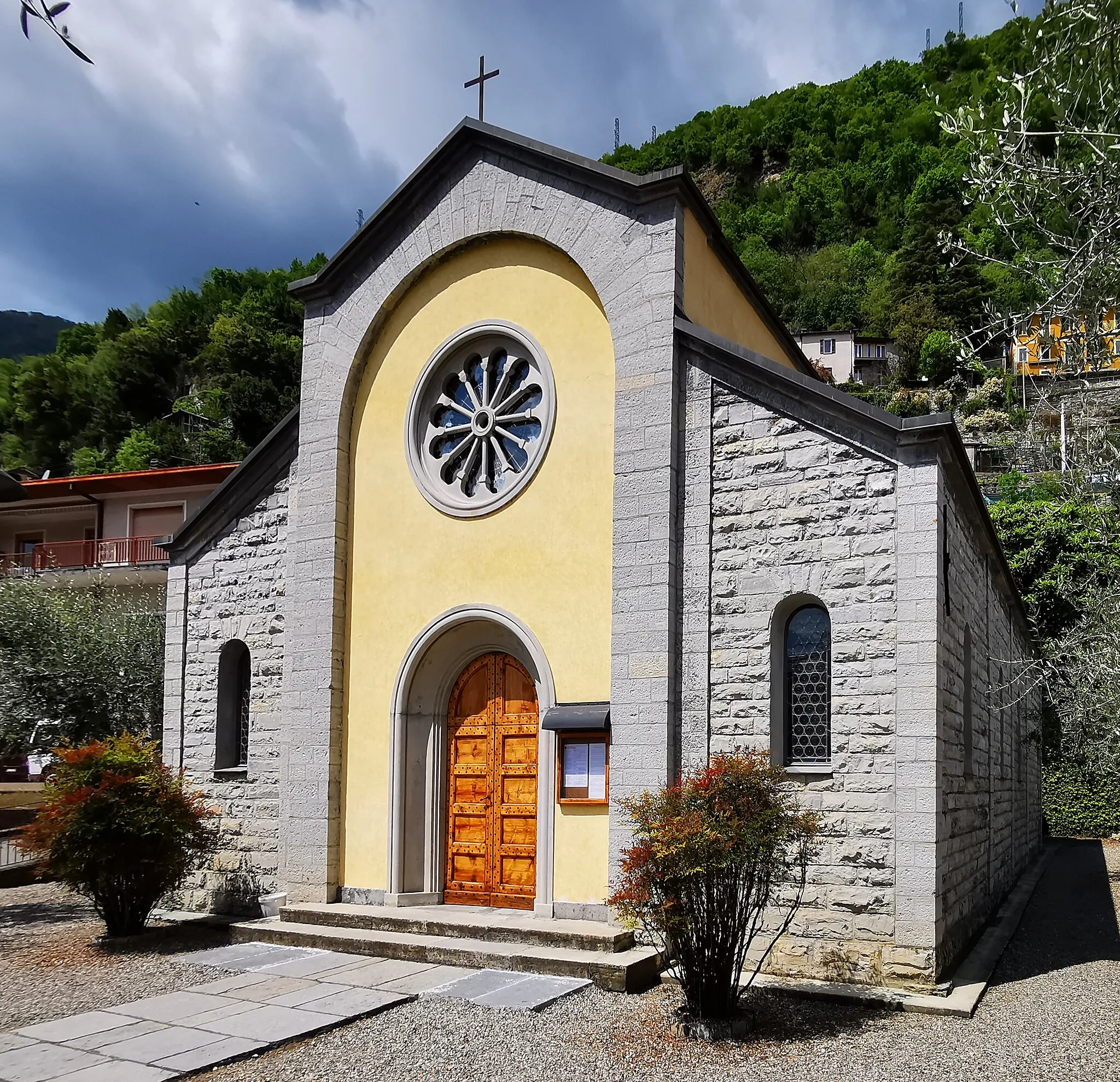 Photo showing: Chiesa della Regina Pacis a Tosnacco (Moltrasio)