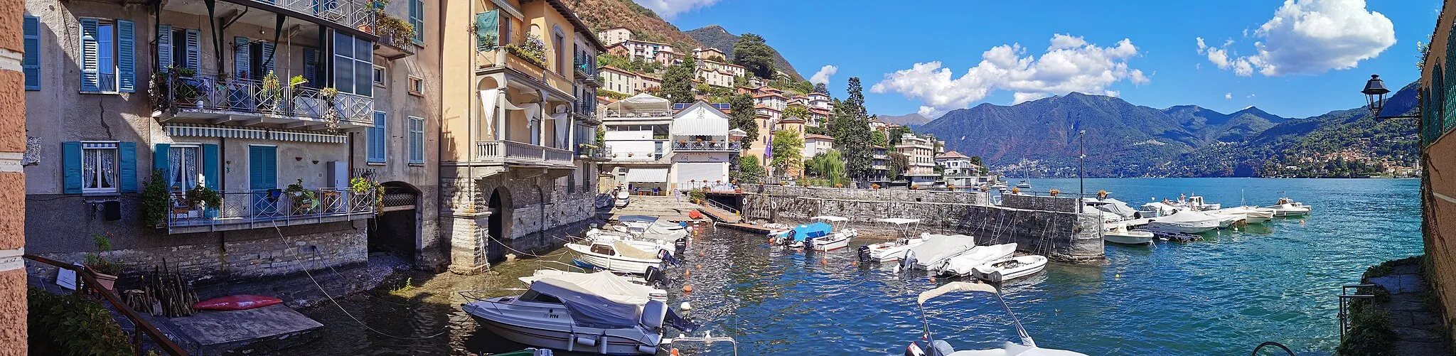 Photo showing: immagine panoramica del porticciolo di Moltrasio, sul Lago di Como