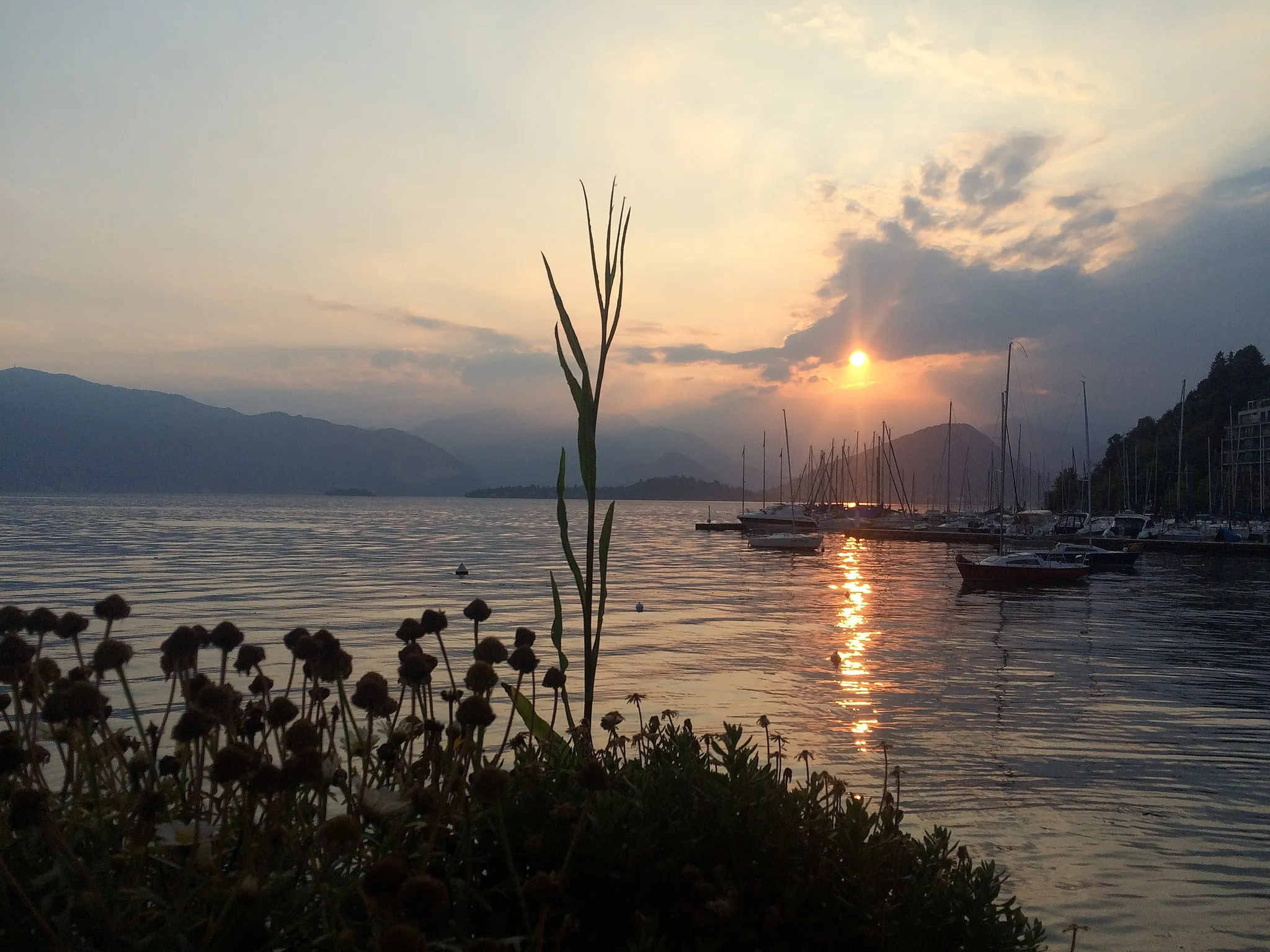 Photo showing: A view across Lago Maggiore, Italy, taken from the town of Laveno-Mombello.