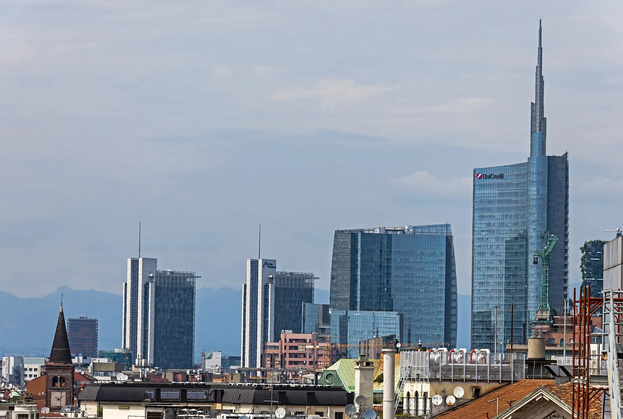 Photo showing: The Milan skyline around the Unicredit Tower seen from the roof of the Duomo