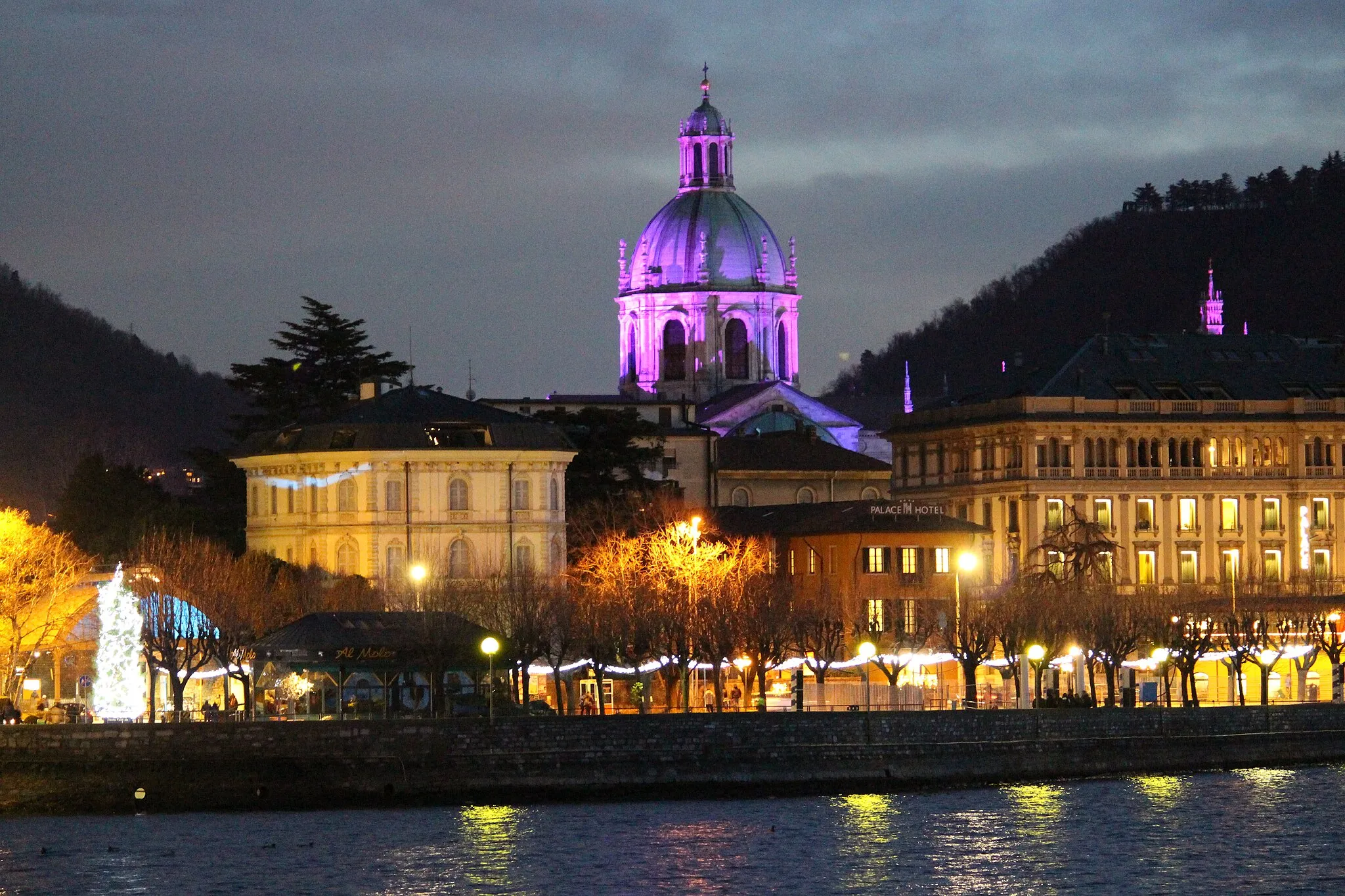 Photo showing: Cathedral of Como as seen across the lake at night