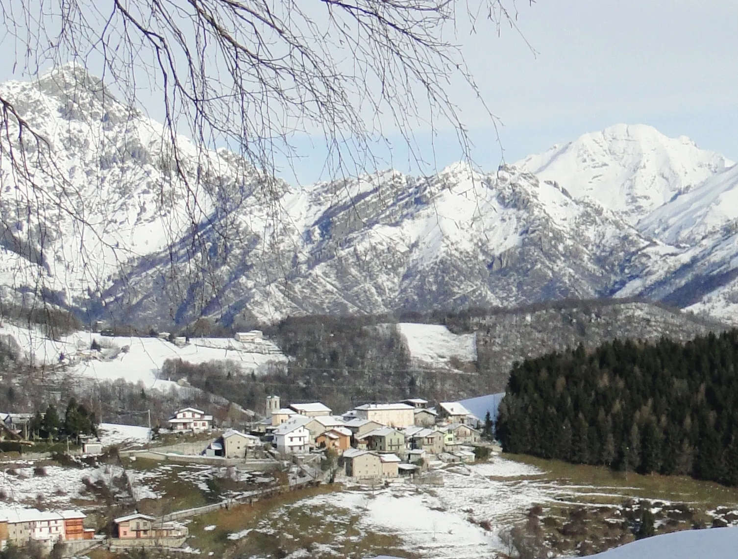 Photo showing: Ganda, fraz. di Aviatico (BG). Vista dal monte Rena con i monti Alben ed Arera sullo sfondo