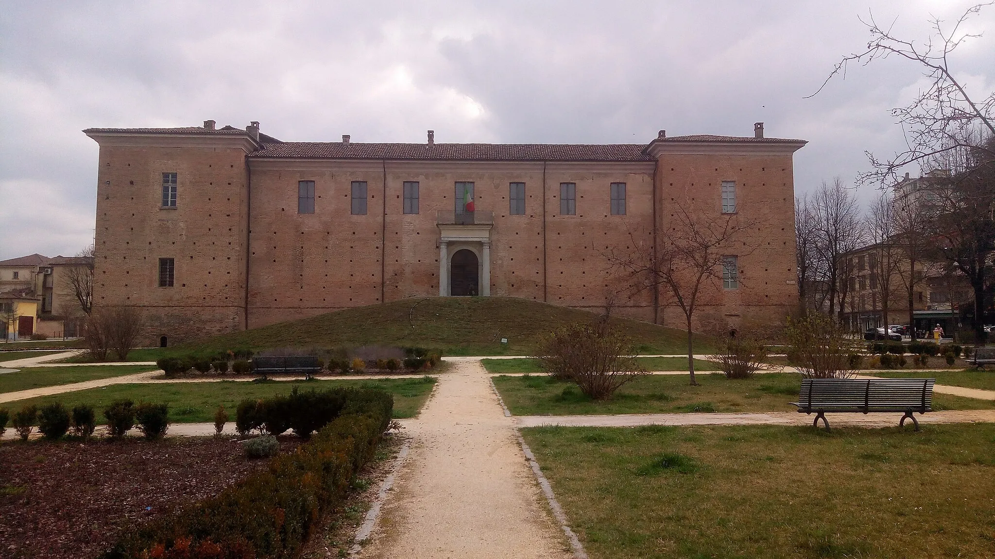 Photo showing: vista posteriore del Castello Visconteo di Voghera