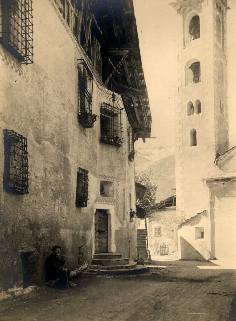 Photo showing: Bormio, Casa Settomini with Santo Crocifisso Church.