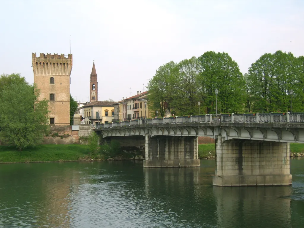 Photo showing: Vista di Pizzighettone (CR), con il ponte sul fiume Adda, la torre e il campanile della chiesa di San Bassiano
