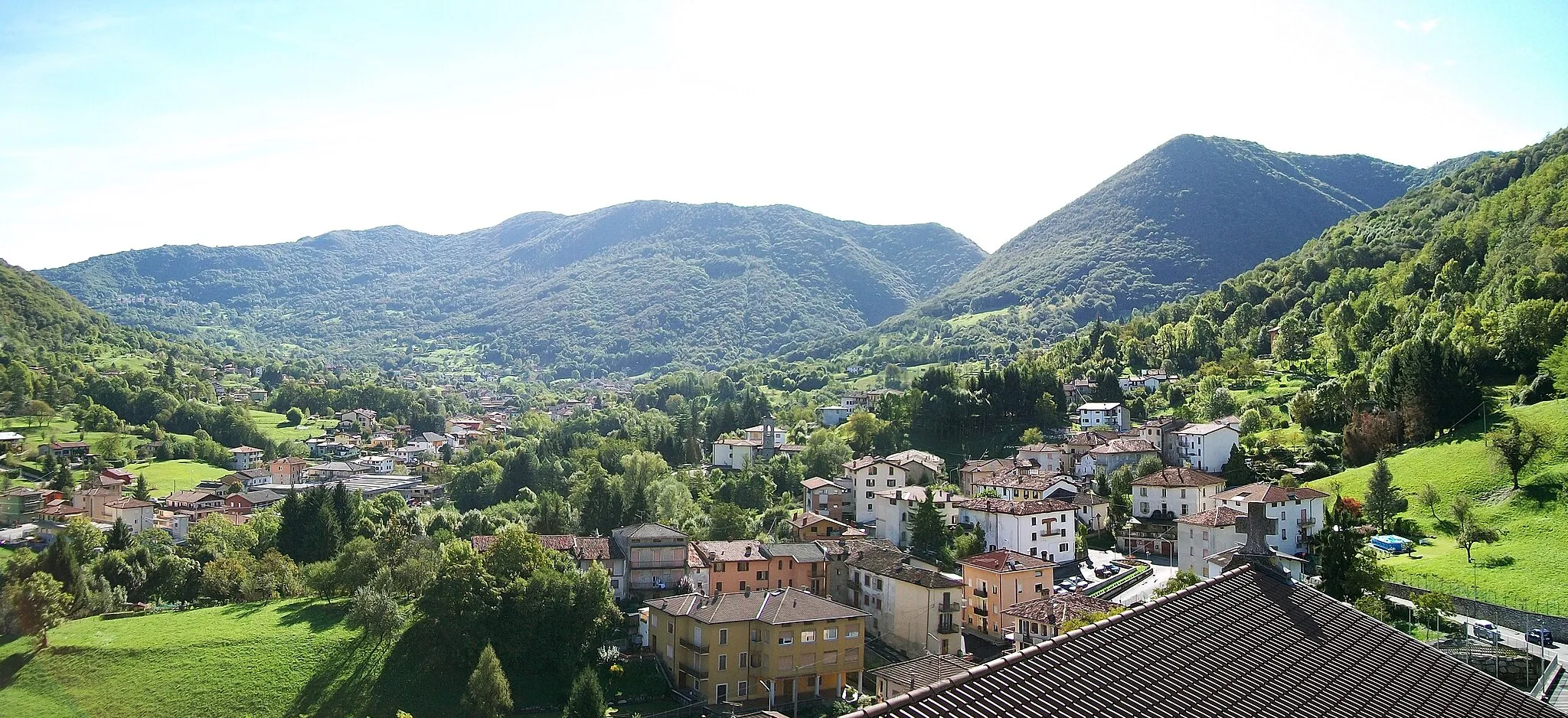 Photo showing: Vista del centro di Fiobbio e della Valle del Lujo dal campanile della chiesa parrocchiale