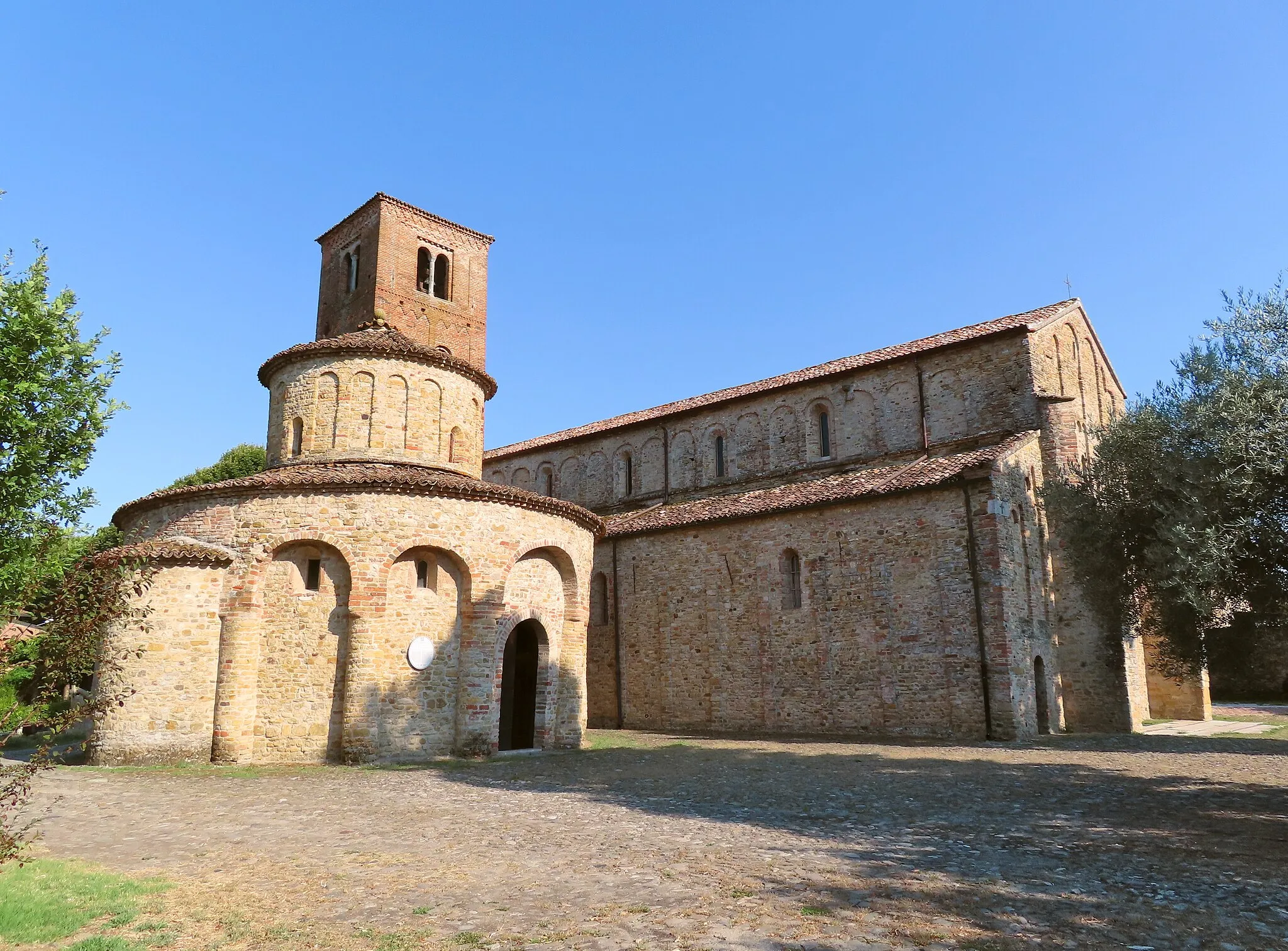 Photo showing: Facciata, lato nord e battistero della chiesa di San Giovanni