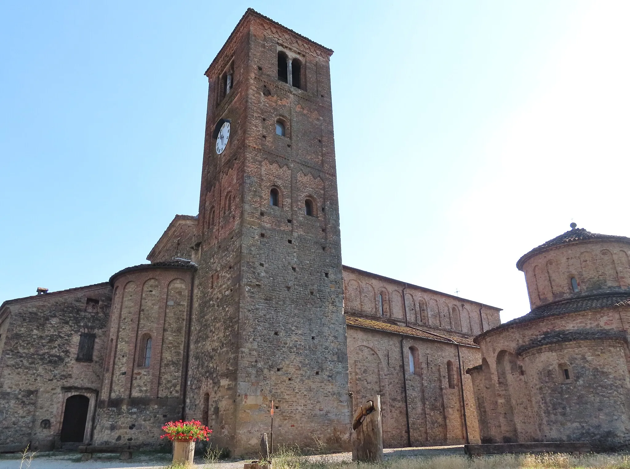 Photo showing: Abside e lato nord della chiesa di San Giovanni