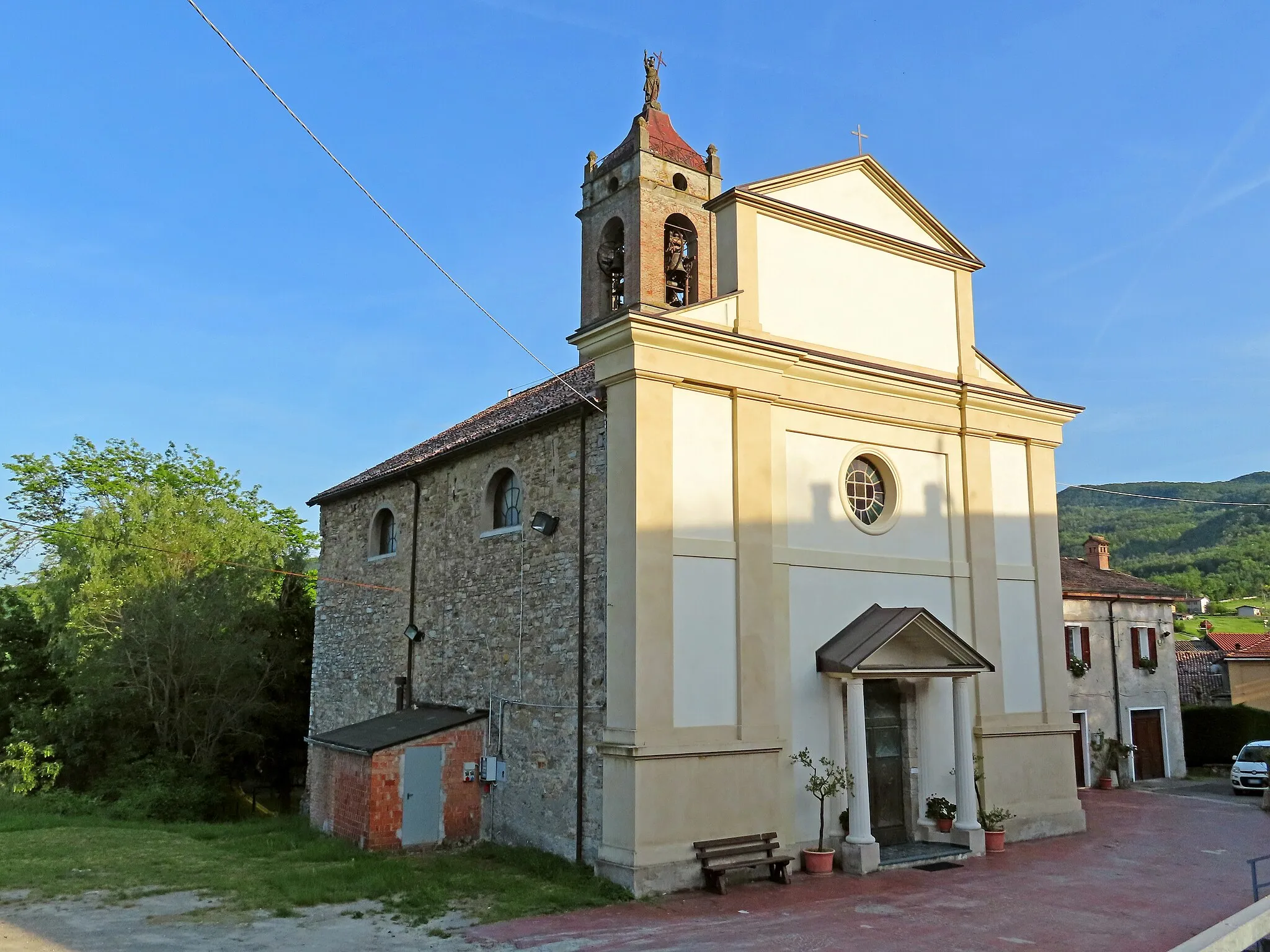 Photo showing: Facciata e lato nord della chiesa di San Leonardo