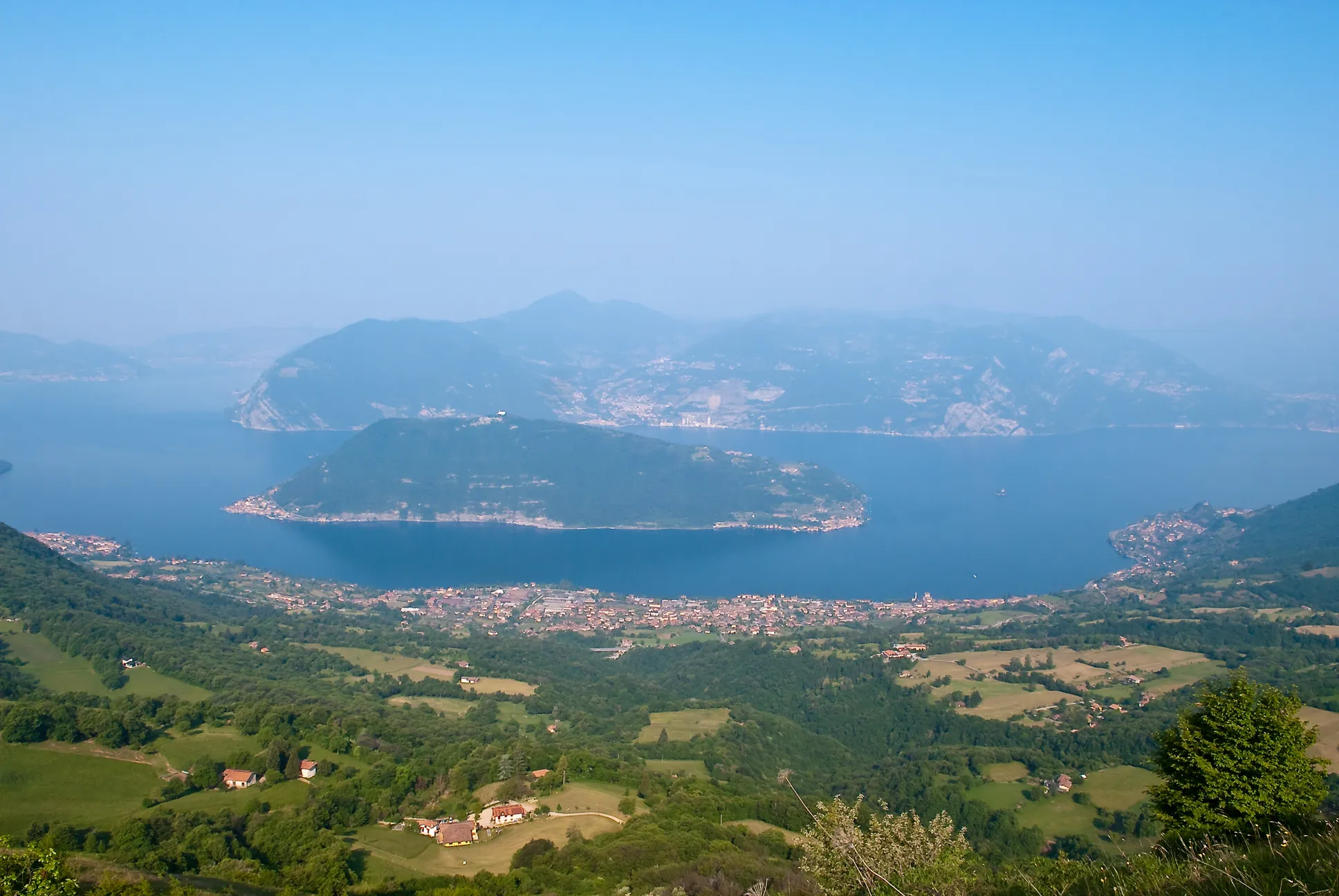 Photo showing: Montisola e il Lago d'Iseo