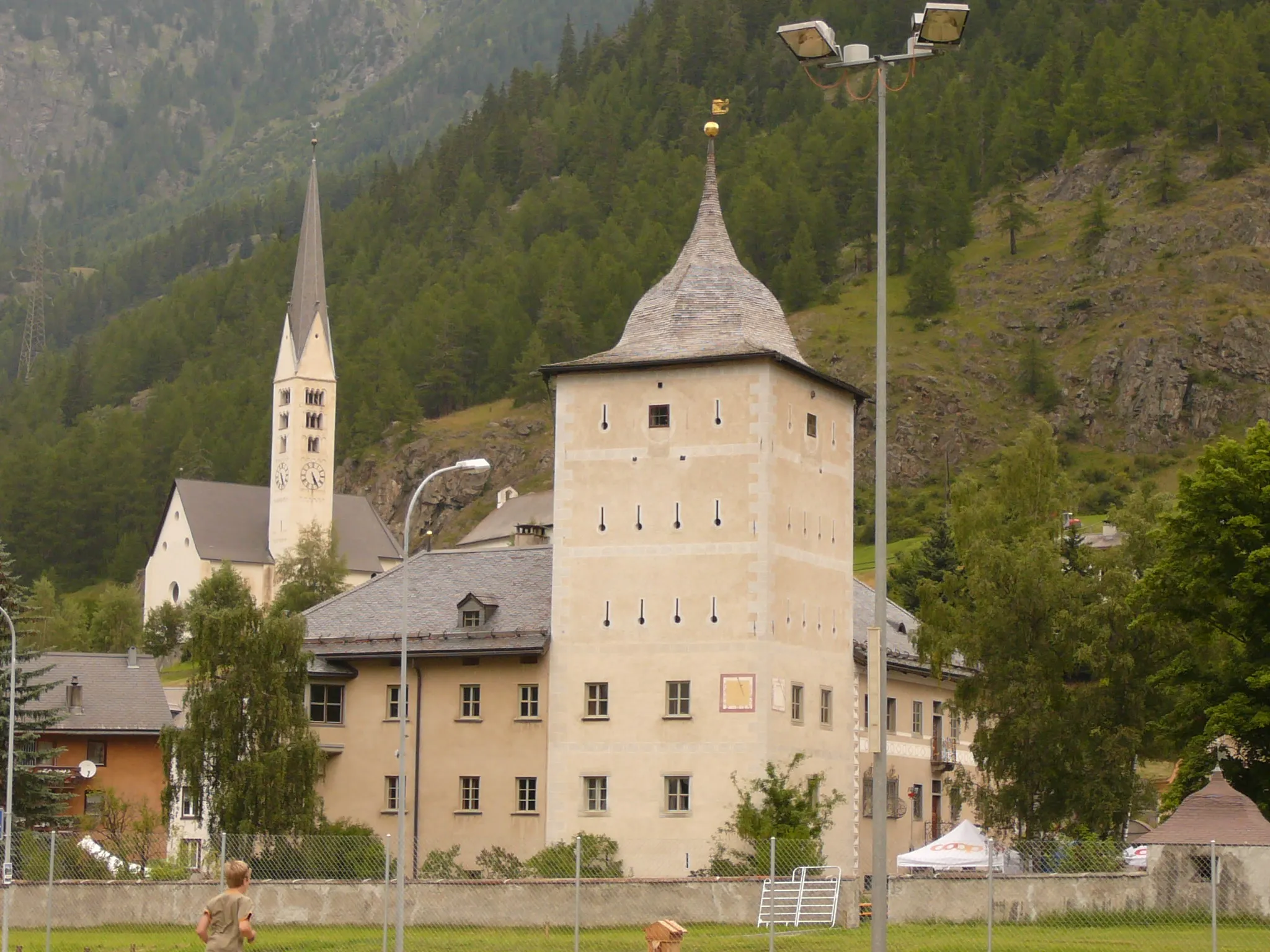 Photo showing: Chiesa e castello di Zernez