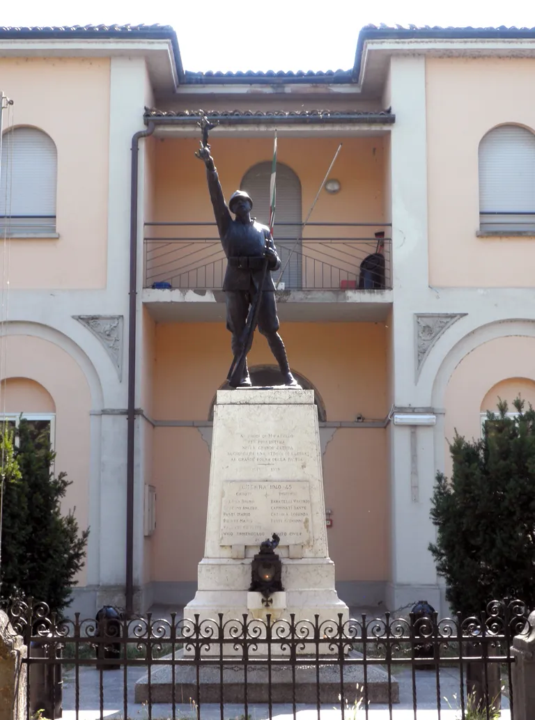 Photo showing: Monumento ai Caduti a Mirabello, frazione di Senna Lodigiana.