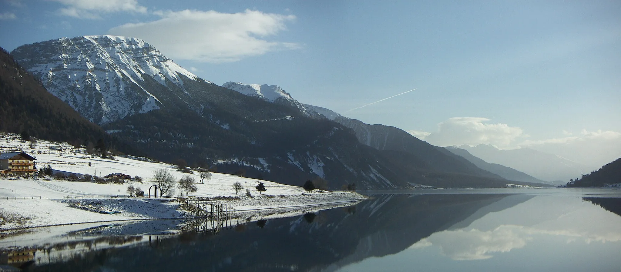 Photo showing: Lago di Resia, Val Venosta, Alto Adige, Italia.
Uploaded first to Italian Wikipedia:

Author /: Luca Lorenzi (user:Llorenzi)
License / Licenza: GNU