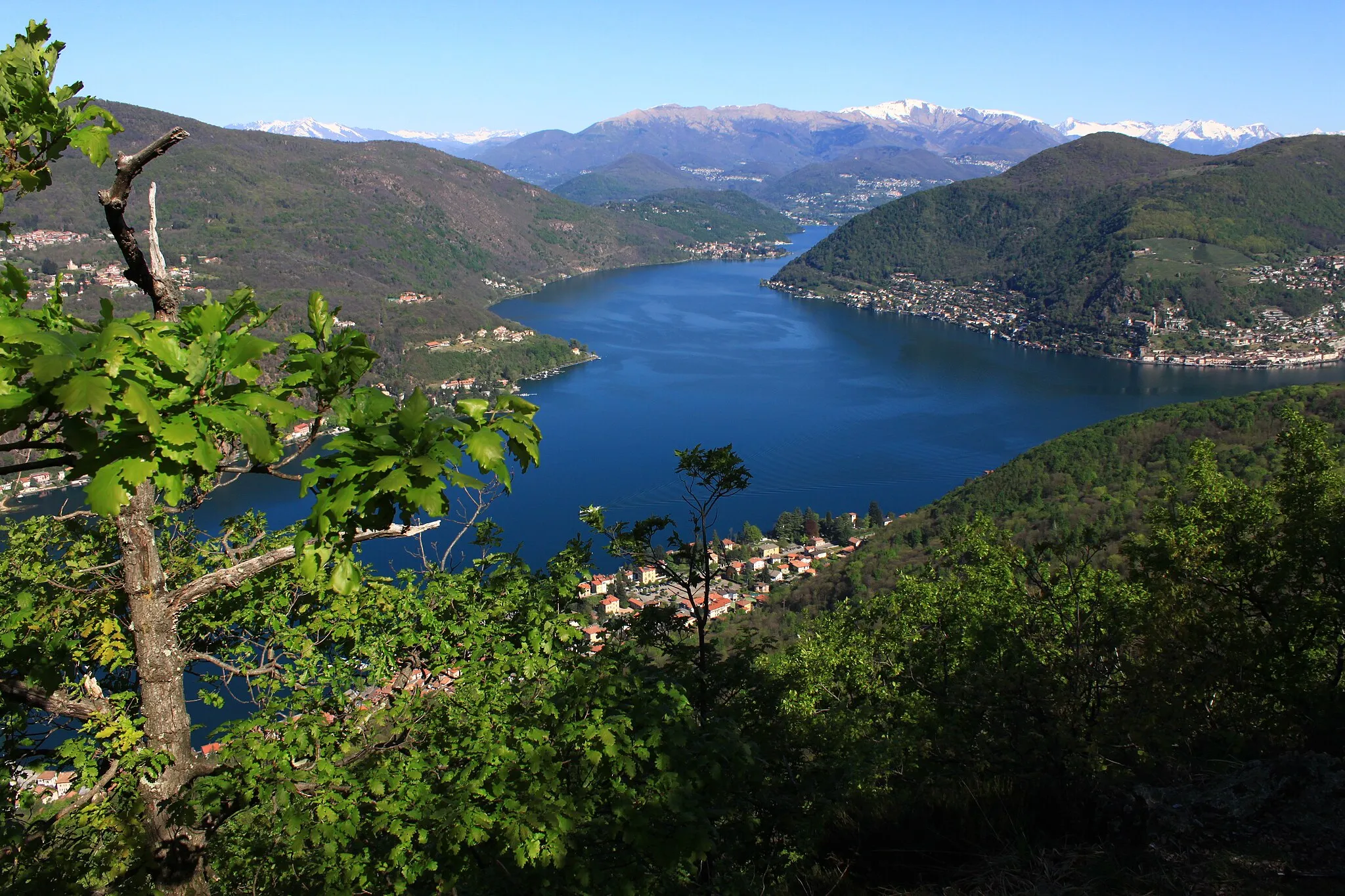 Photo showing: Blick nach Porto Ceresio (Italien) am Lago di Lugano vom Gipfel des Monte Grumello (690 m.ü.M.) aus. Der Monte Grumello liegt in der Lombardei (Provinz Bergamo) ganz in der Nähe zur Schweiz. Auf der rechten Uferseite liegt der Schweizer Seeort Morcote.