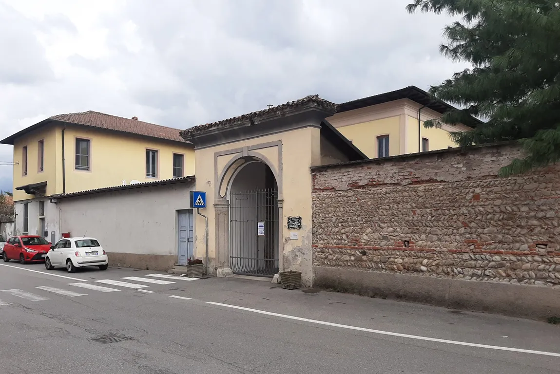 Photo showing: Il portale esterno della villa Visconti a Lavagna, frazione di Comazzo.