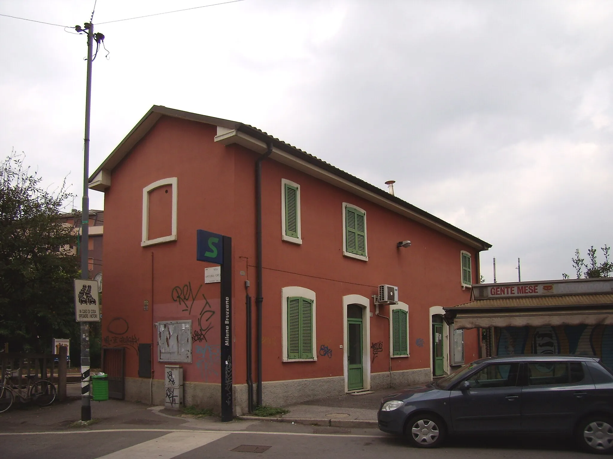 Photo showing: The old Milano Nord Bruzzano railway station.