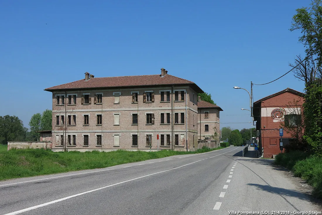 Photo showing: La strada provinciale 16 attraversa il paese di Villa Pompeiana, frazione di Zelo Buon Persico.