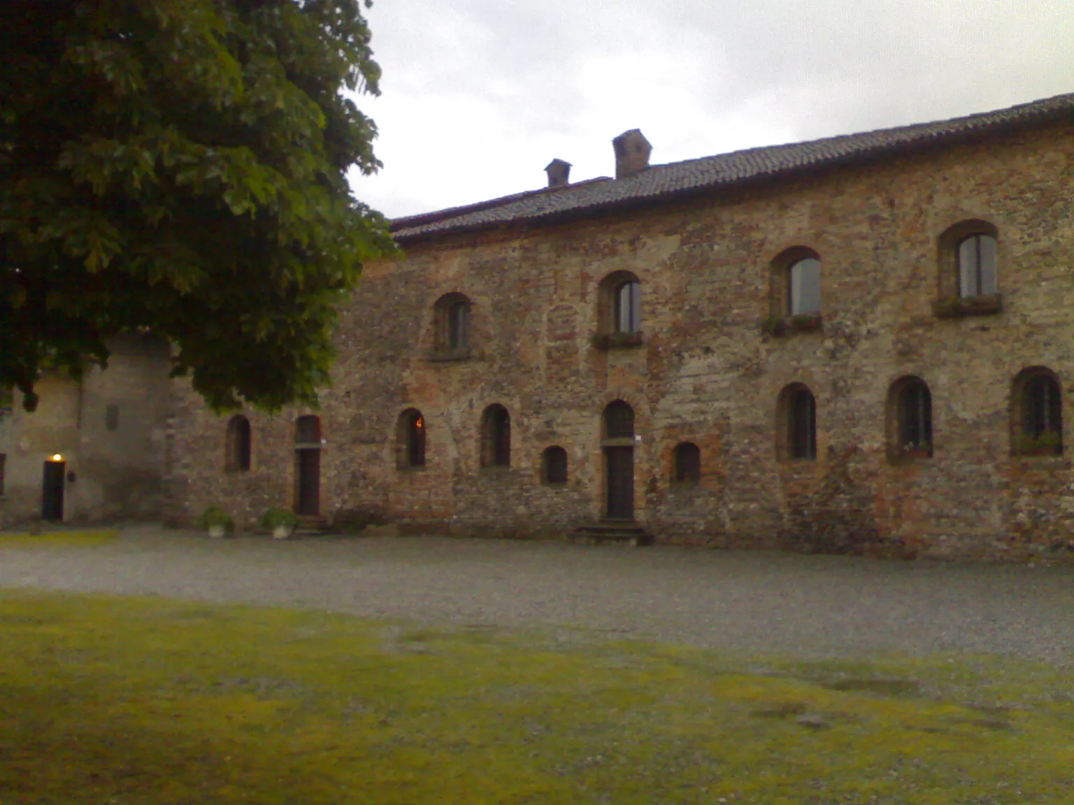 Photo showing: Corneliano, Castello Borromeo. Epoca di costruzione: sec. XIV - sec. XVI. Muratura in mattoni e ciottoli posate a spina di pesce