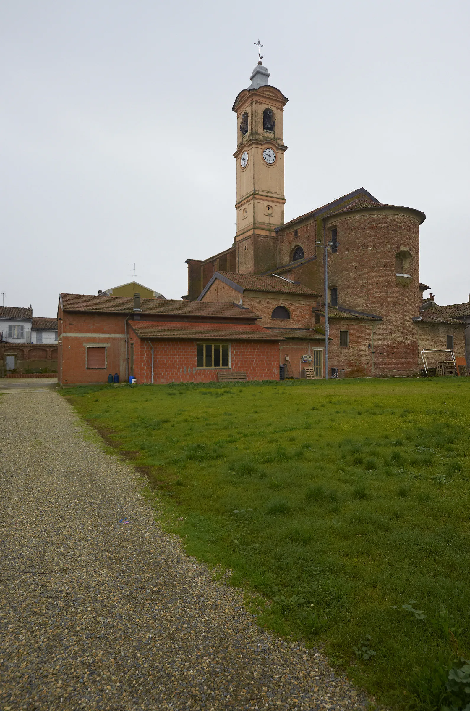 Photo showing: Cantalupo, retro della chiesa