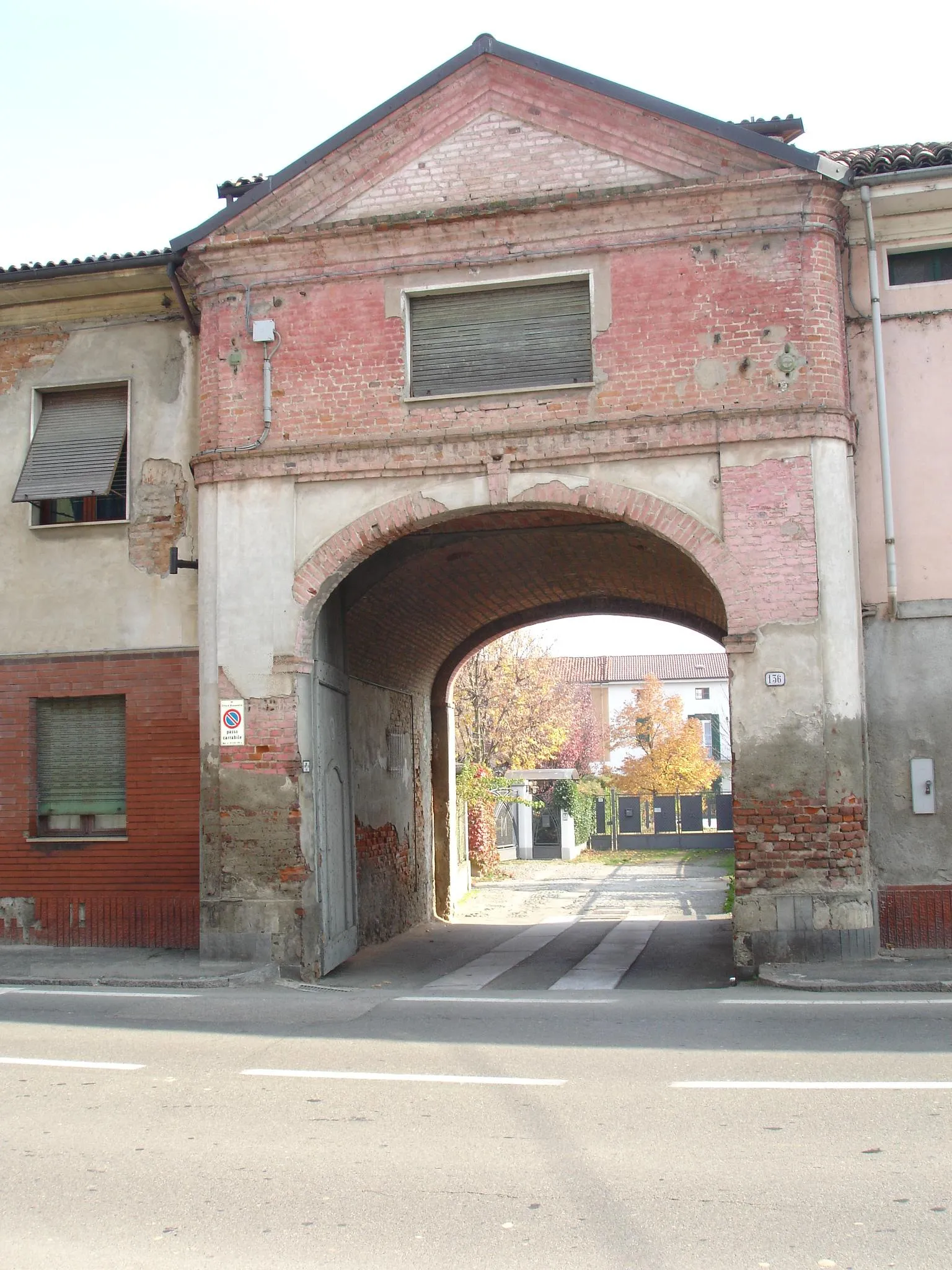 Photo showing: "Ingresso trionfale" di un gruppo di cascine situate nel centro abitato di Cantalupo.