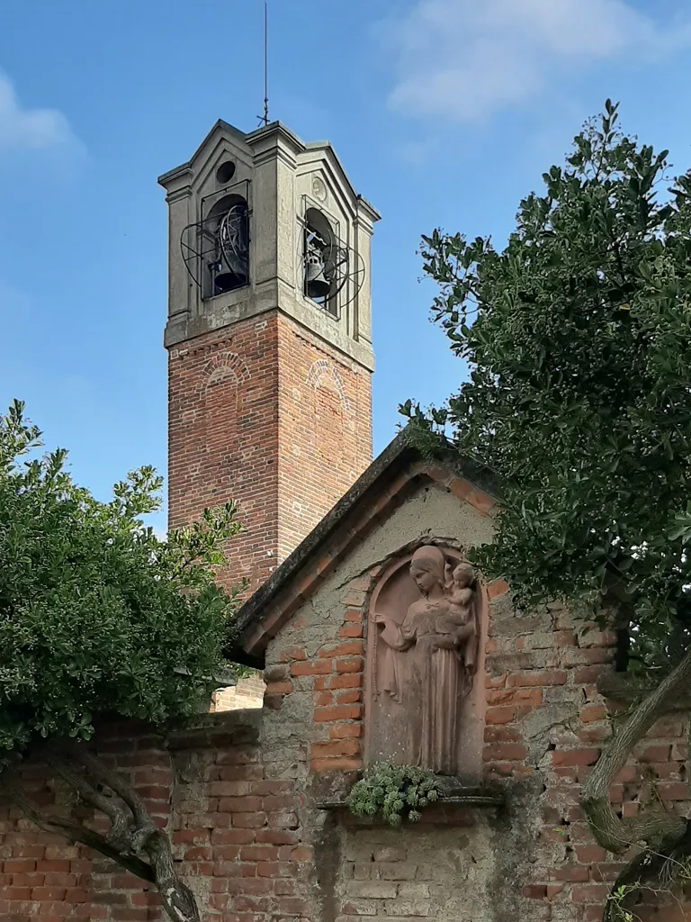 Photo showing: Il campanile della chiesa dei Santi Cosma e Damiano a Muzzano, frazione di Zelo Buon Persico.