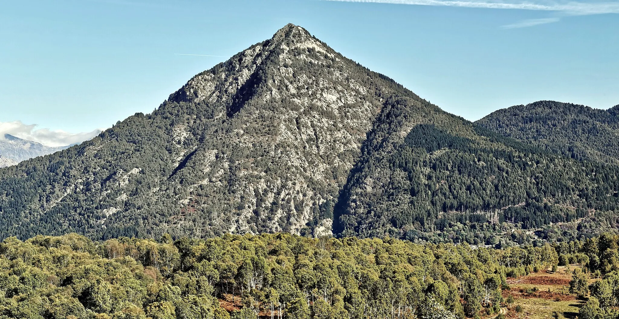 Photo showing: Il versante sud-ovest del Monte Legnoncino, visto dalla Casera Alpe Camaggiore.