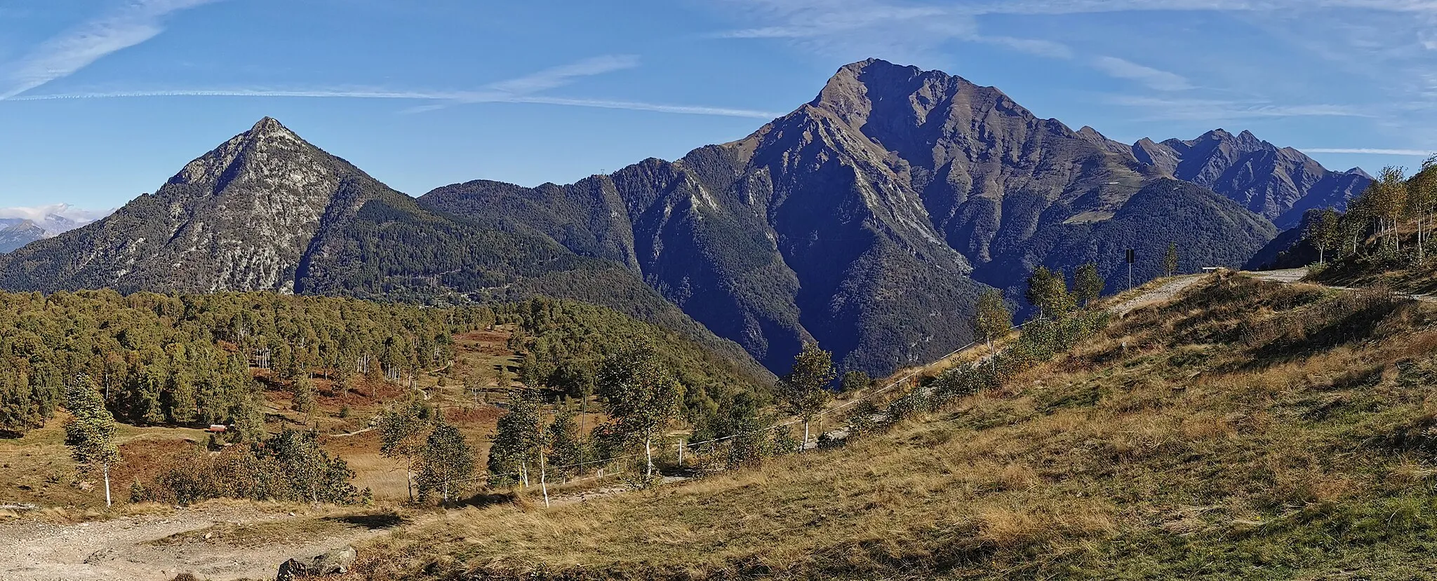 Photo showing: Il Monte Legnoncino e il Monte Legnone, visti dalla Casera Alpe Camaggiore