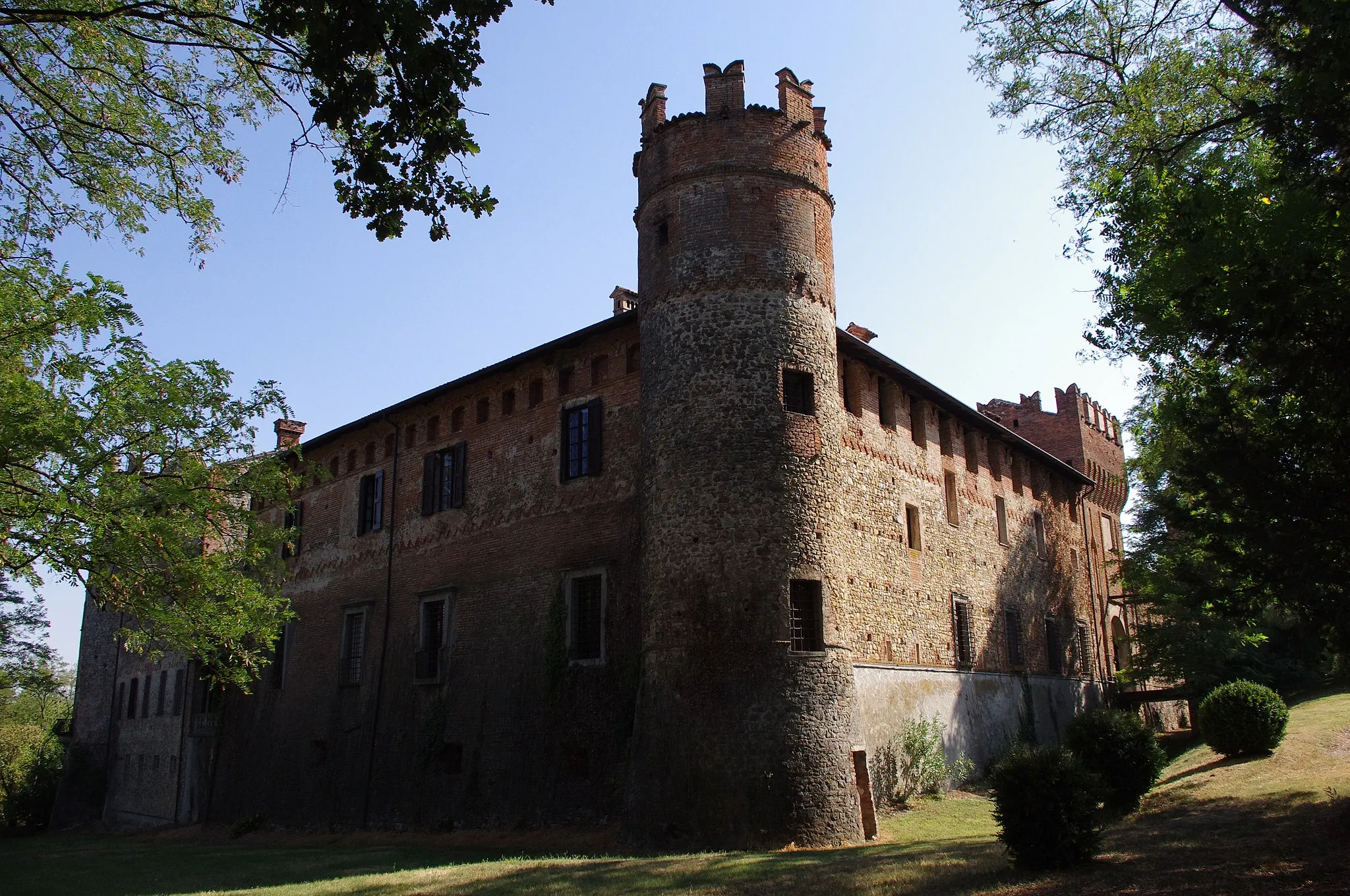 Photo showing: Antico castello della Val Tidone, sorto prima del XIII secolo. Posto in posizione dominante a difesa della Via Francigena.