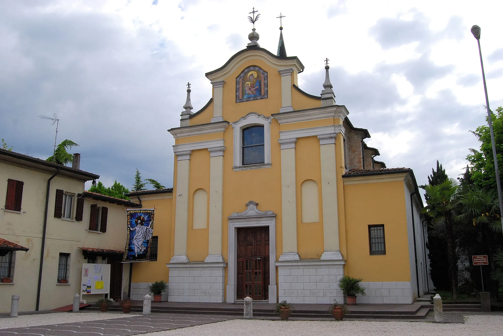 Photo showing: Castelnuovo Asolano, chiesa di Santa Margherita.
