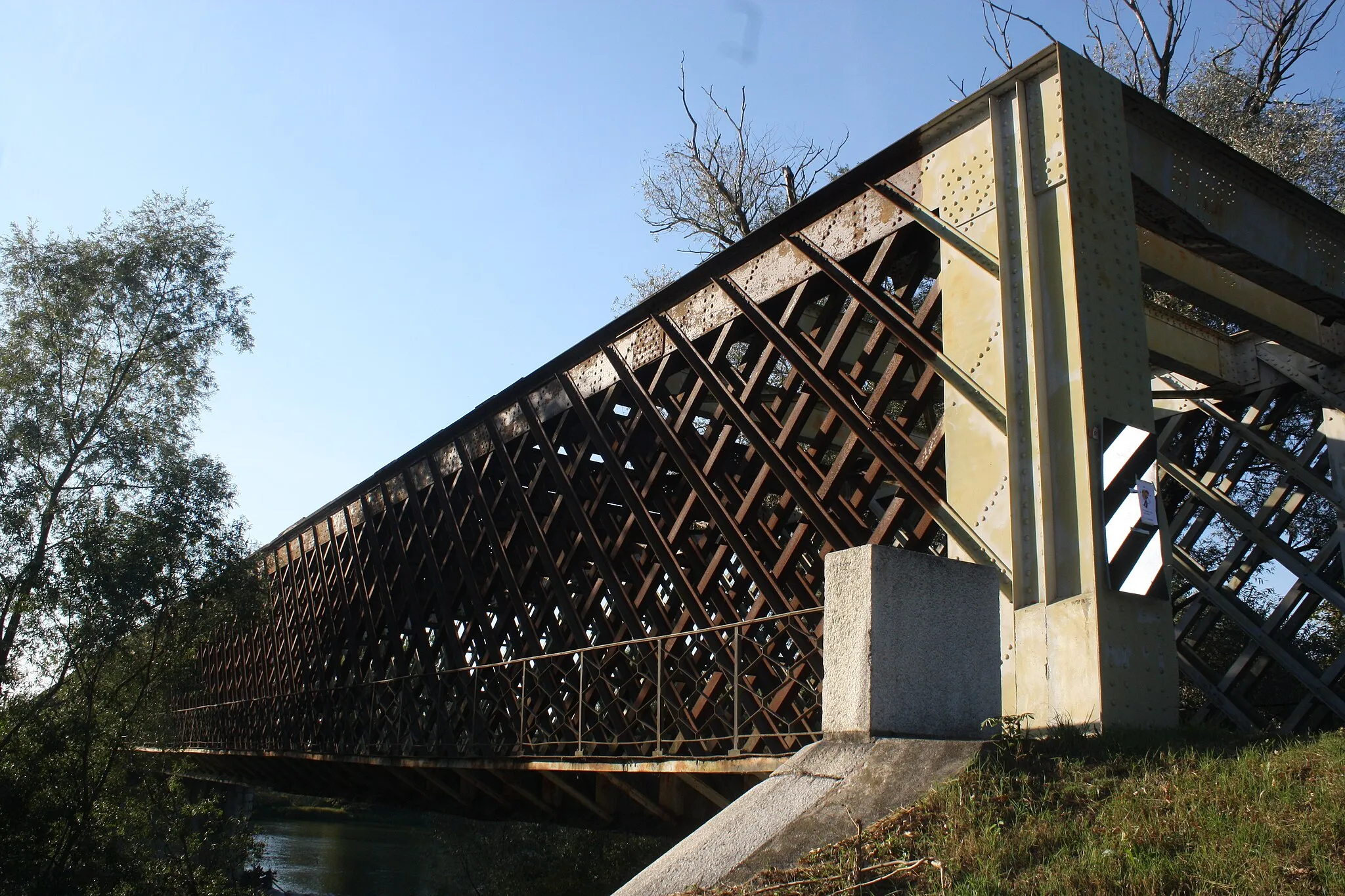 Photo showing: Il ponte di Oleggio sul fiume Ticino ripreso dal lato lombardo, a Lonate Pozzolo.